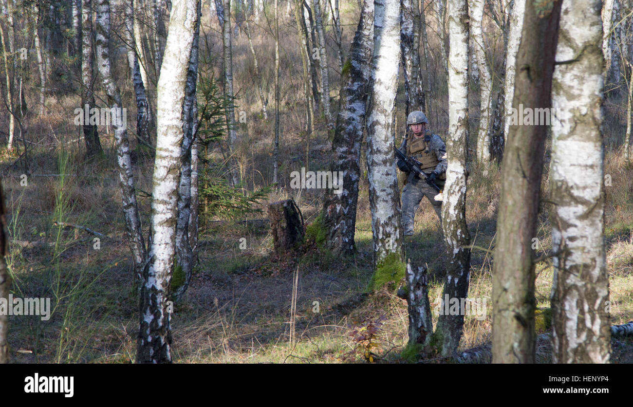 Le s.. Michael Mathews, un chef d'équipe avec la Compagnie A, 2e Bataillon, 12e Régiment de cavalerie, 1 Brigade Combat Team, 1re Division de cavalerie, de naviguer dans le bois, à Grafenwoehr, Allemagne, le 15 novembre, lors d'un blanc-le-feu de peloton d'itération de la formation d'assaut. (U.S. Photo de l'armée par le Sgt. Alexander, Skripnichuk Mobile 7e Détachement des affaires publiques) La pratique rend parfait 141115-A-DU810-003 Banque D'Images