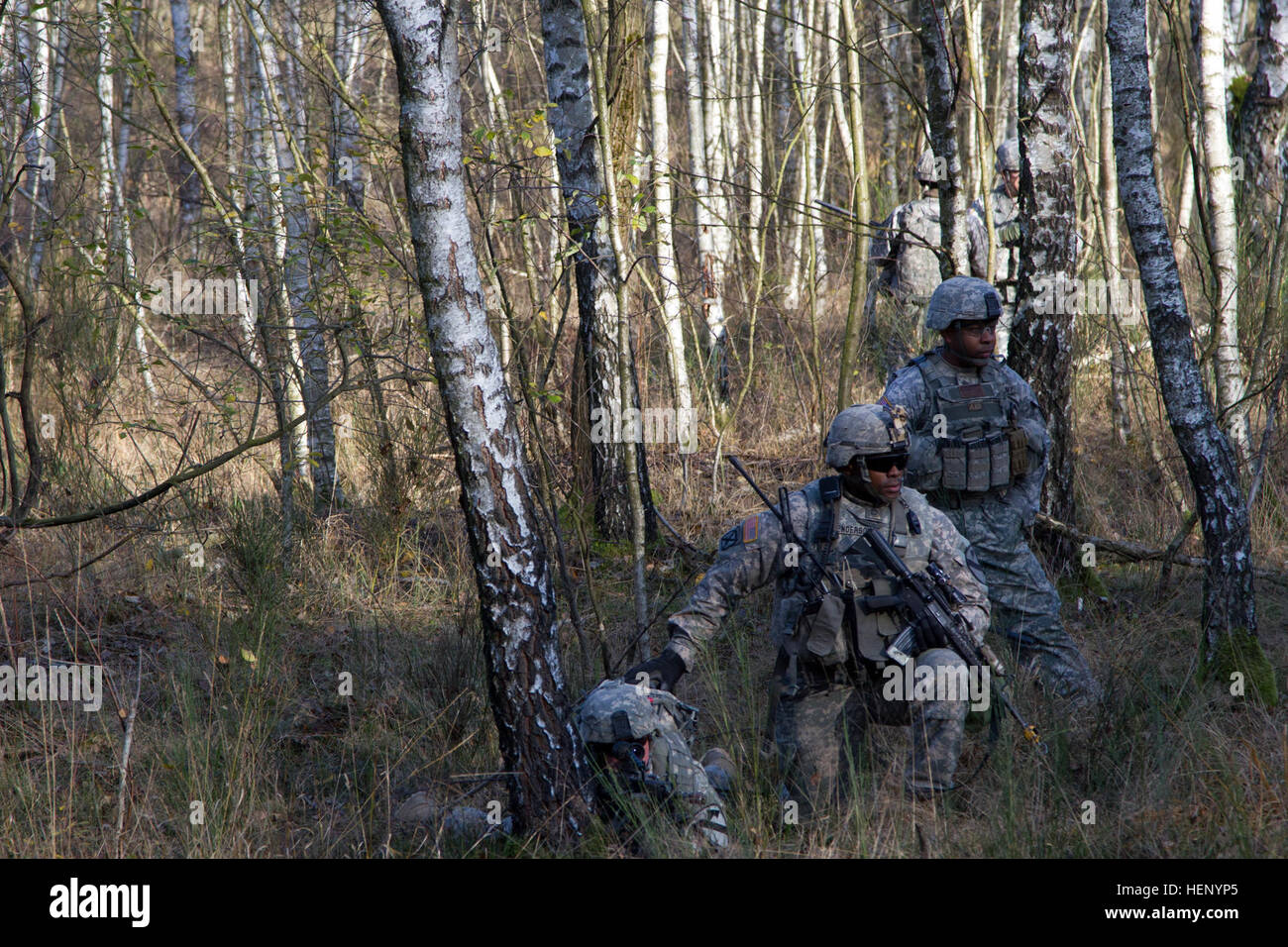 Les soldats de la Compagnie A, 2e Bataillon, 12e Régiment de cavalerie, 1 Brigade Combat Team, 1re Division de cavalerie prendre une petite halte pendant un blanc-le-feu dans la formation d'assaut peloton Grafenwoehr, Allemagne, le 15 novembre. (U.S. Photo de l'armée par le Sgt. Alexander, Skripnichuk Mobile 7e Détachement des affaires publiques) La pratique rend parfait 141115-A-DU810-004 Banque D'Images