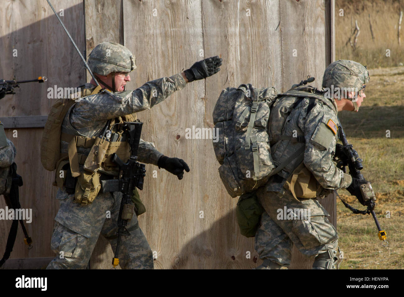 Le s.. Michael Mathews, un chef d'équipe avec la Compagnie A, 2e Bataillon, 12e Régiment de cavalerie, 1 Brigade Combat Team, 1re Division de cavalerie, crie des instructions à ses soldats lors de leur assaut sur la simulation d'un village de Grafenwoehr, Allemagne, le 15 novembre, lors d'un blanc-le-feu de peloton d'itération (U.S. formation d'assaut Photo de l'armée par le Sgt. Alexander, Skripnichuk Mobile 7e Détachement des affaires publiques) La pratique rend parfait 141115-A-DU810-006 Banque D'Images