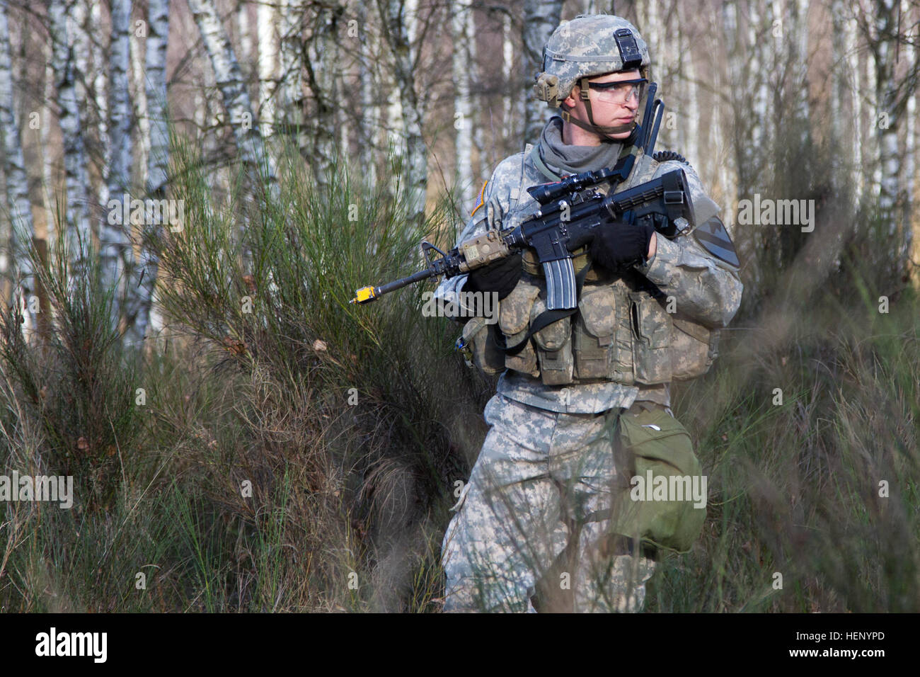 Un soldat de la Compagnie A, 2e Bataillon, 12e Régiment de cavalerie, 1 Brigade Combat Team, 1re Division de cavalerie se déplace dans l'Allgaeu woods lors d'une attaque de peloton au tir à blanc en formation Grafenwoehr, Allemagne, le 15 novembre. (U.S. Photo de l'armée par le Sgt. Alexander, Skripnichuk Mobile 7e Détachement des affaires publiques) La pratique rend parfait 141115-A-DU810-008 Banque D'Images