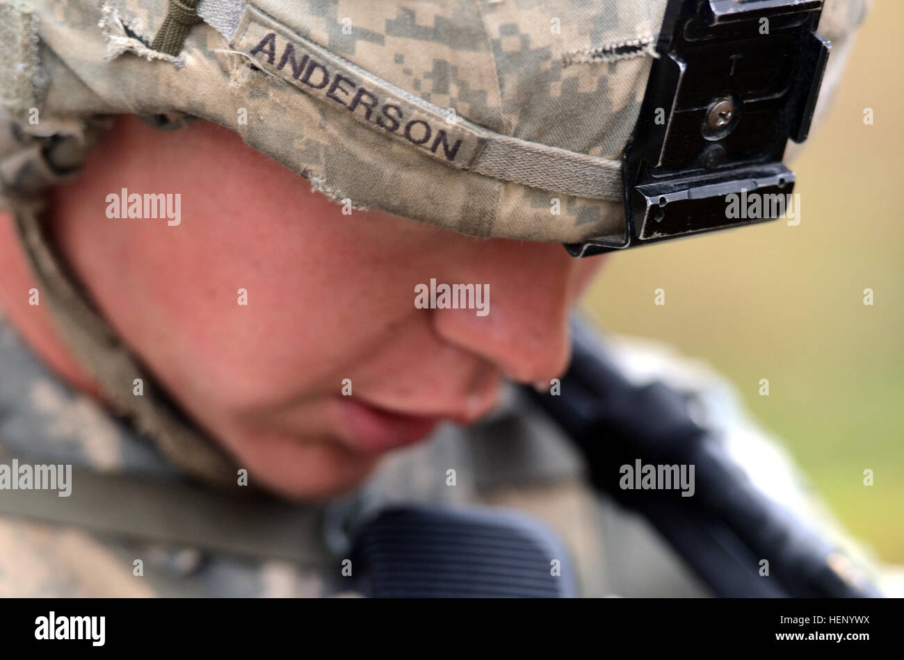 Après avoir dirigé avec succès ses troupes à travers un exercice de formation exigeant, Sgt. Austin Anderson, du 2 e Peloton de la Compagnie Alpha, 2e Peloton, la Compagnie Alpha, 2e Bataillon. 12e Régiment de cavalerie, 1 Brigade Combat Team, 1re Division de cavalerie, brièvement enlève sa protection des yeux pour essuyer la sueur de son front au cours de l'exercice Combined Résoudre III, Grafenwoehr, Allemagne, le 17 novembre 2014. Au cours de cet exercice, l'armée a besoin de passer par des pelotons d'infanterie trois itérations : un blanc-le-feu, une itération itération de tir réel, et d'une itération de tir réel de nuit. Dans de nombreux cas, l'entraînement des soldats Banque D'Images