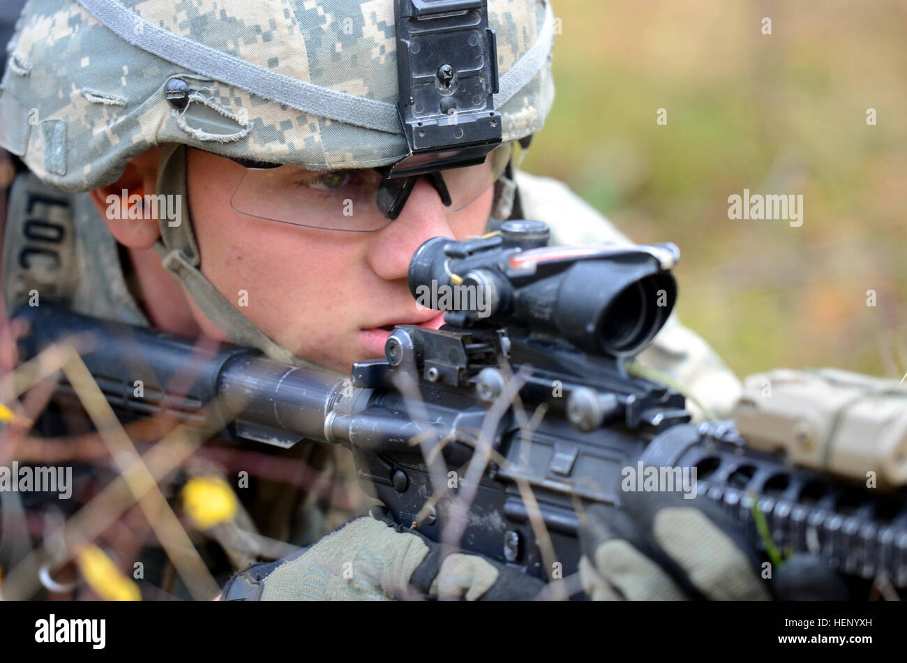 Après avoir été placé en un point de vue privilégié par son chef d'équipe, Pvt. Locasalesingleton Jordyn T. du 2 e Peloton de la Compagnie Alpha, 2e Bataillon. 12e Régiment de cavalerie, 1 Brigade Combat Team, 1re Division de cavalerie, tire la sécurité pendant un bref arrêt de la circulation au cours de l'exercice Combined Résoudre III, Grafenwoehr, Allemagne, le 17 novembre 2014. Lors d'une patrouille, chaque soldat doit scanner la zone pour l'activité de l'ennemi et chaque équipe et chef d'équipe doit rapidement évaluer où les troupes devraient être placés en fonction de leur système d'armes nucléaires et du terrain. (Photo prise par le sergent de l'armée. William A. Parsons, 214e Mobile Public Aff Banque D'Images