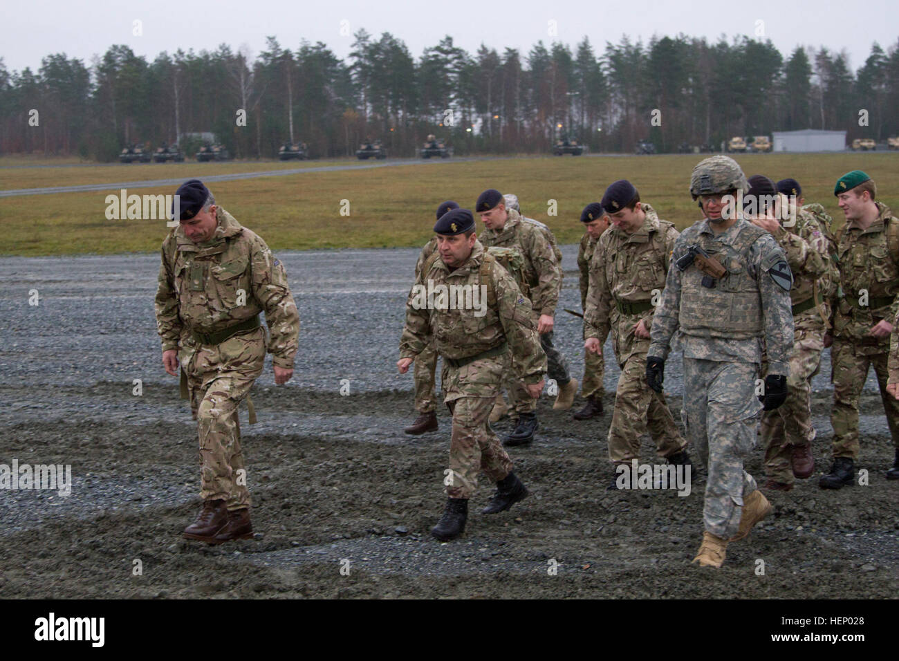Les soldats de la Royaume-uni reçoivent la visite du 2e Bataillon, 12e Régiment de cavalerie, 1 Brigade Combat Team, Division de cavalerie's M1A2 Abrams tanks en Graffenwoehr, Allemagne, novembre 18. (U.S. Photo de l'armée par le Sgt. Alexander, Skripnichuk Mobile 7e Détachement des affaires publiques) montrant nos façons d'alliés 141118-A-DU810-001 Banque D'Images