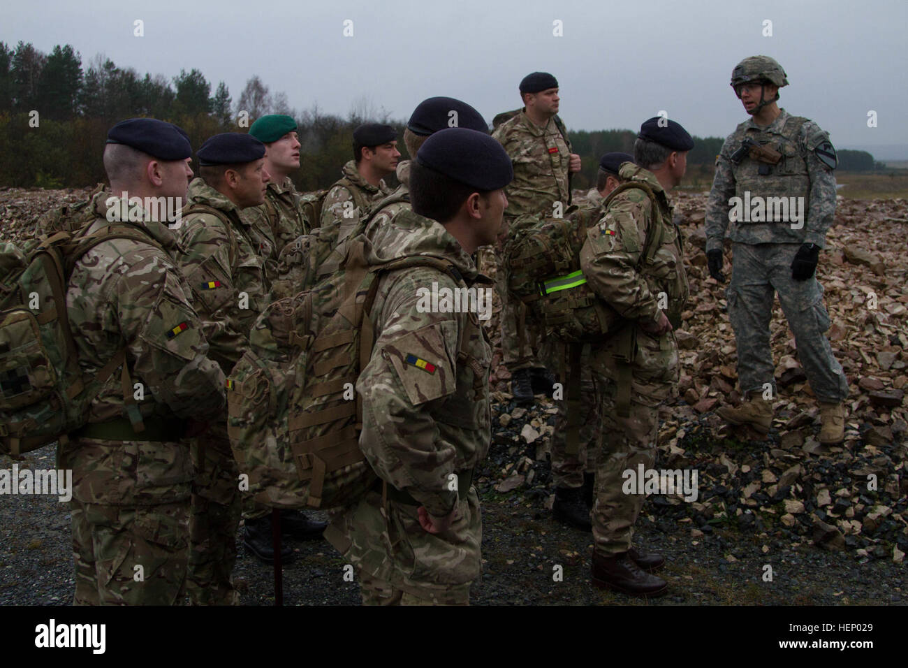 Les soldats de la Royaume-uni écouter une 2e Bataillon, 12e Régiment de cavalerie, 1 Brigade Combat Team, 1re Division de cavalerie soldat comme il explique le fonctionnement de la gamme en Graffenwoehr du réservoir, l'Allemagne, novembre 18. (U.S. Photo de l'armée par le Sgt. Alexander, Skripnichuk Mobile 7e Détachement des affaires publiques) montrant nos façons d'alliés 141118-A-DU810-002 Banque D'Images