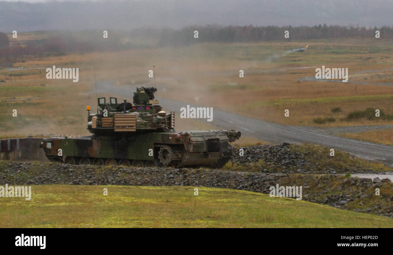 Avec les soldats du 2e Bataillon, 12e Régiment de cavalerie, 1 Brigade Combat Team, 1re Division de cavalerie le feu du canon principal sur leur M1A2 Abrams tank lors d'un exercice d'entraînement à Grafenwoehr, Allemagne, novembre 18. (U.S. Photo de l'armée par le Sgt. Alexander, Skripnichuk Mobile 7e Détachement des affaires publiques) montrant nos façons d'alliés 141118-A-DU810-010 Banque D'Images