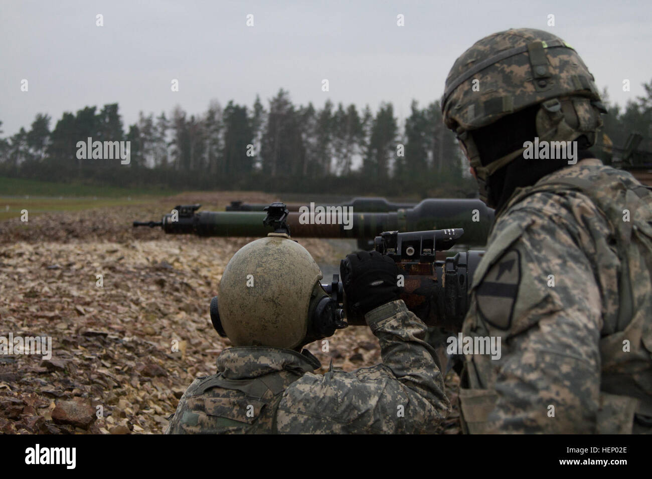 Les soldats du 2e Bataillon, 12e Régiment de cavalerie, 1 Brigade Combat Team, 1re Division de cavalerie étalonner le zéro de leur canon principal sur le M1A2 Abrams tank à Grafenwoehr, Allemagne, novembre 18. Nos façons d'alliés montrant 141118-A-DU810-005 Banque D'Images