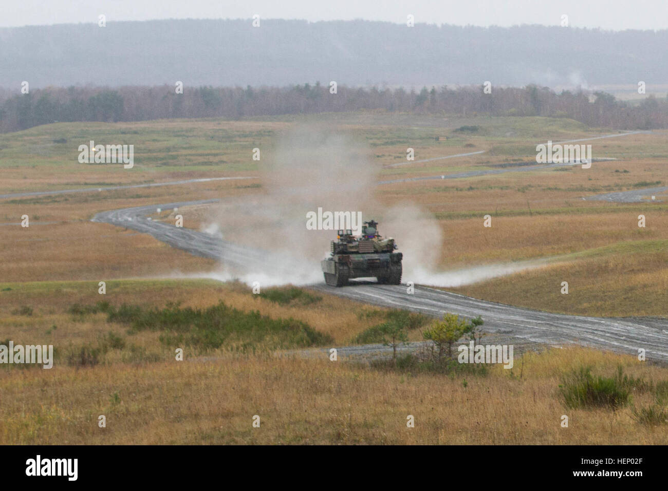 Les soldats du 2e Bataillon, 12e Régiment de cavalerie, 1 Brigade Combat Team, 1re Division de cavalerie le feu du canon principal dans leur M1A2 Abrams tank lors d'un exercice d'entraînement à Grafenwoehr, Allemagne, novembre 18. (U.S. Photo de l'armée par le Sgt. Alexander, Skripnichuk Mobile 7e Détachement des affaires publiques) montrant nos façons d'alliés 141118-A-Du810-011 Banque D'Images