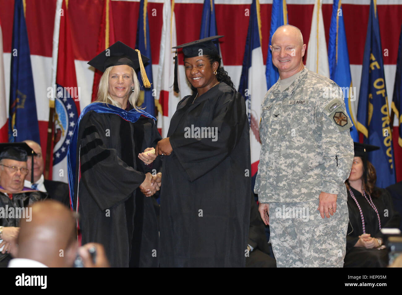 Le Sgt. 1re classe Chervon doux, un spécialiste des opérations chimiques avec la 69e Brigade d'artillerie de défense aérienne, est reconnu pour la réalisation de son baccalauréat au cours d'une cérémonie de remise des diplômes au collège le 20 novembre au Théâtre Howze à Fort Hood, au Texas. Le Yonkers, New York), indigène, a poursuivi son objectif d'éducation par l'entremise des mutations, de la parentalité, et souligne régulièrement à la vie dans l'armée. (U.S. Photo de l'armée par le sergent. Kimberly Lessmeister/ 69e Bureau des affaires publiques de l'ADA) surmonter les obstacles sous-officiers de la Brigade de la foudre, gagne baccalauréat  % % % % % % % %E2 % % % % % % % %80 % % % % % % % %99s 141120-A-PV892-008 Banque D'Images