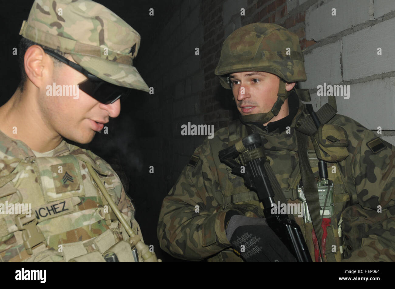 Le Sgt. Jésus Sanchez, originaire de Pharr, Texas, et un chef d'escouade d'infanterie avec la Compagnie A, 2e Bataillon, 8e régiment de cavalerie, 1 Brigade Combat Team, 1re Division de cavalerie, basé à Fort Hood, au Texas, explique comment effacer un bâtiment avec un soldat polonais lors d'opérations militaires en terrain urbain de la formation. La formation a été à l'appui de l'opération Atlantic résoudre, une démonstration de notre engagement continu à la sécurité collective de l'OTAN et son dévouement à la paix durable et la stabilité dans la région, à la lumière de l'intervention russe en Ukraine en particulier. (U.S. Photo de l'armée b Banque D'Images