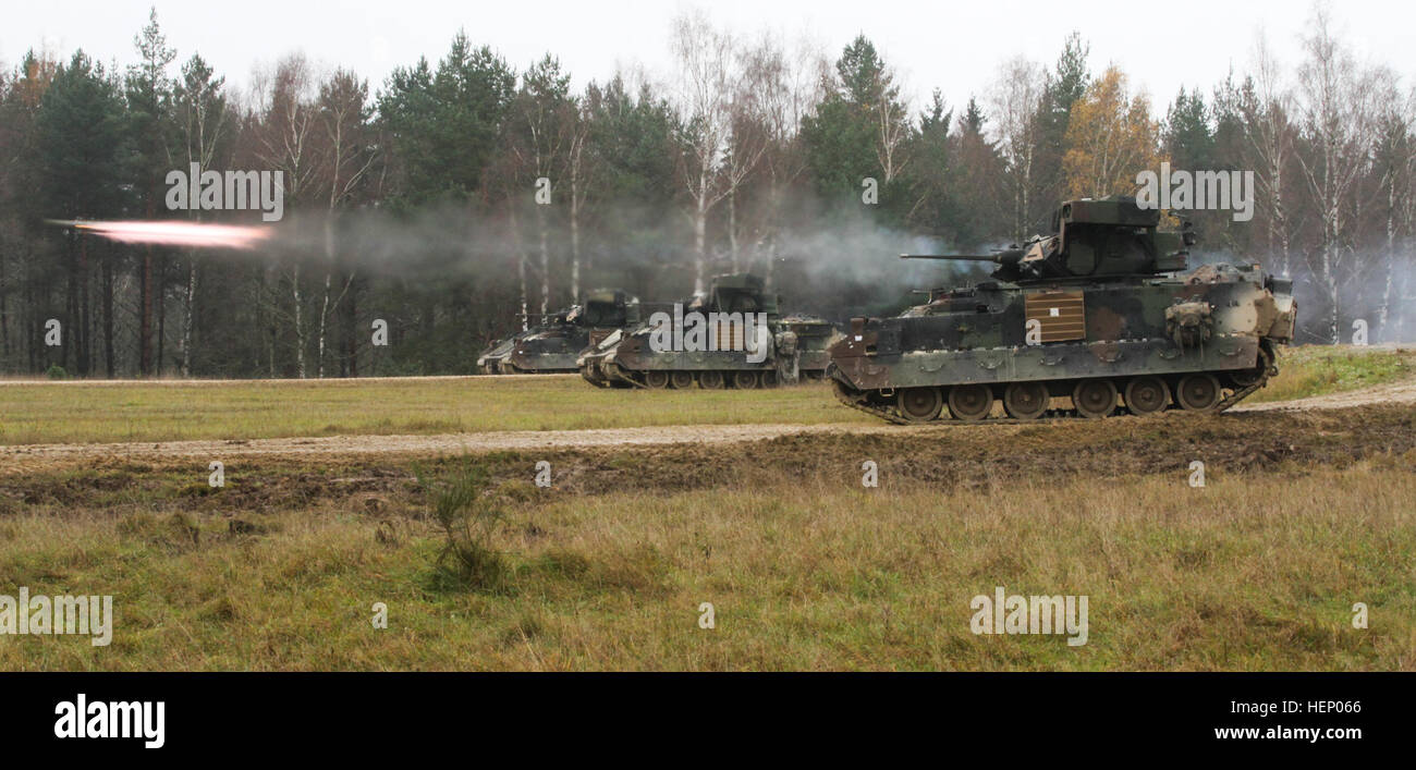 Les soldats de la Compagnie B, 2e Bataillon, 12e Régiment de cavalerie, 1 Brigade Combat Team, 1re Division de cavalerie fire le tube-lancé, optique, système de missiles guidés (TOW) à Grafenwoehr, Allemagne, le 20 novembre au cours de la vie-le-feu partie de l'exercice multinational, combiné résoudre III. (U.S. Photo de l'armée par le Capitaine John Farmer, 1BCT, 1er CD Affaires publiques) sur le chemin ! 141120-A-SJ786-023 Banque D'Images