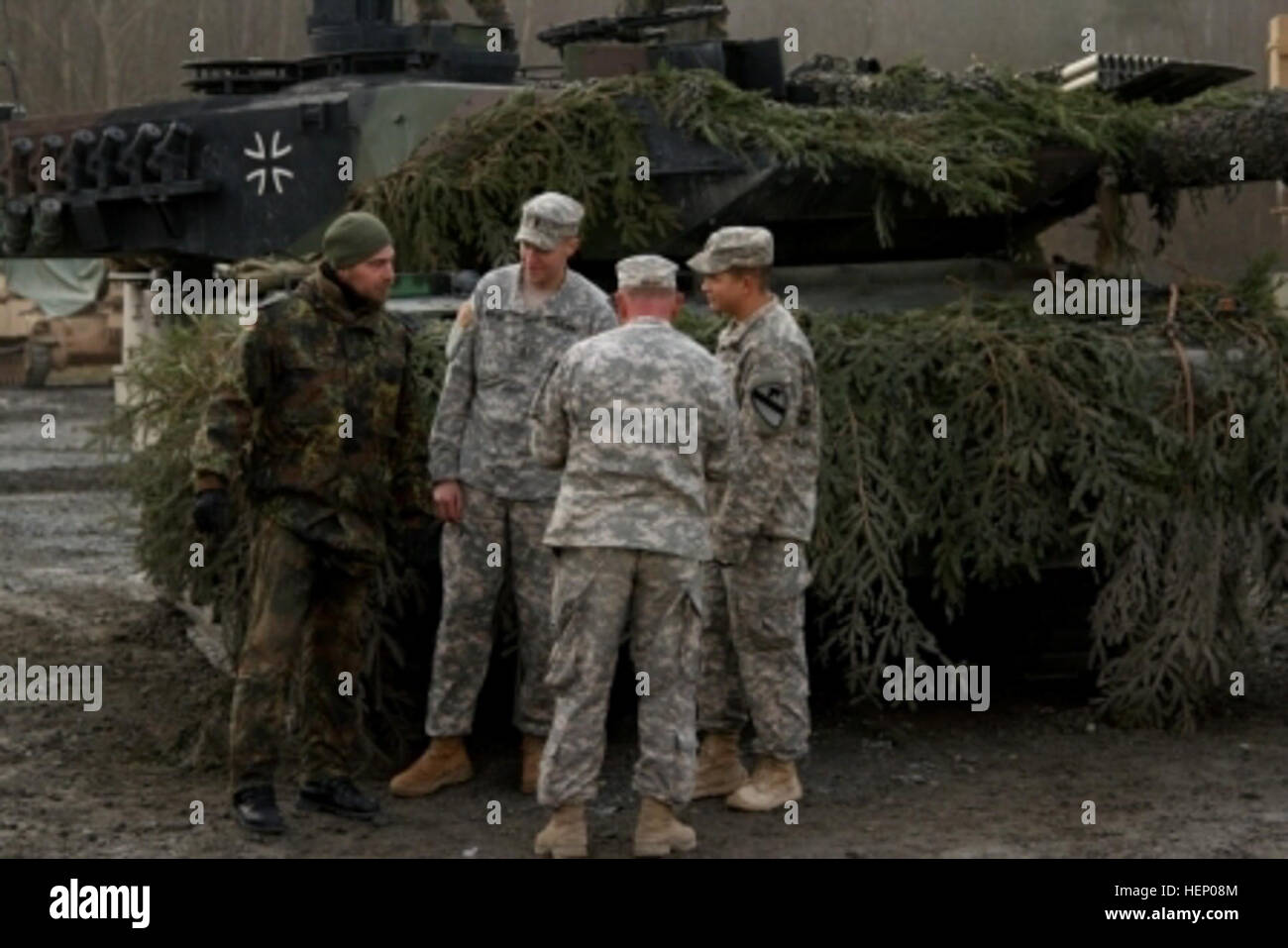 Des soldats du 1st Brigade Combat Team, 1re Division de cavalerie et des soldats allemands à la 104e compagnie de Panzer participer au jour des capacités du 22 novembre 2014, à Grafenwoehr, en Allemagne, pendant les résoudre III. Jour les capacités des soldats donne un aperçu de l'équipement utilisé par les armées de renforcer notre engagement à l'allié et partenaire des Nations unies. (U.S. Photo de l'armée par la CPS. Marcus Floyd, Mobile 7e Détachement des affaires publiques) Capacités jour 141122-A-JI162-048 Banque D'Images
