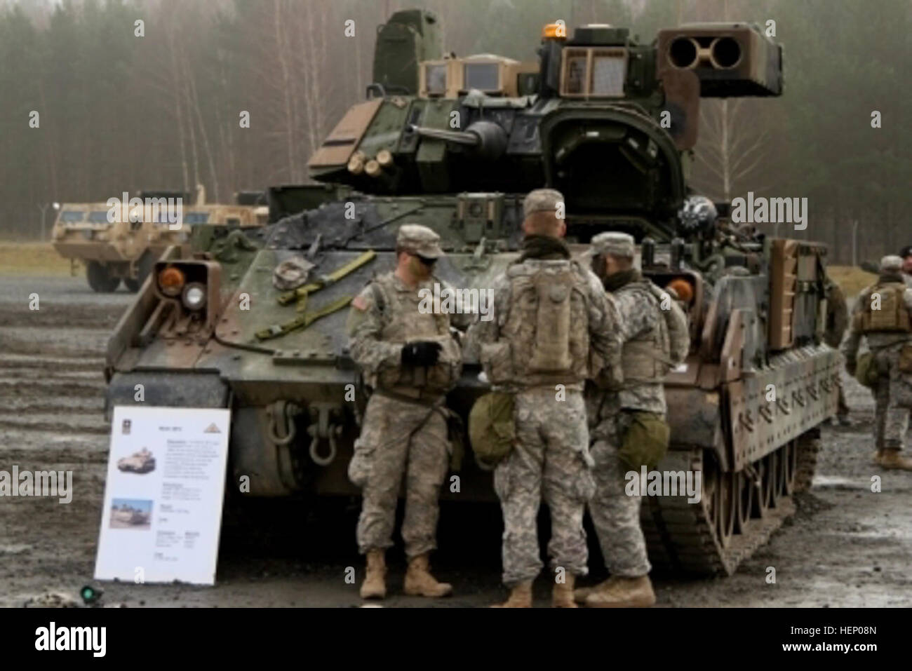 Des soldats du 1st Brigade Combat Team, 1re Division de cavalerie et des soldats allemands à la 104e compagnie de Panzer participer au jour des capacités du 22 novembre 2014, à Grafenwoehr, en Allemagne, pendant les résoudre III. Jour les capacités des soldats donne un aperçu de l'équipement utilisé par les armées de renforcer notre engagement à l'allié et partenaire des Nations unies. (U.S. Photo de l'armée par la CPS. Marcus Floyd, Mobile 7e Détachement des affaires publiques) Capacités jour 141122-A-JI163-007 Banque D'Images