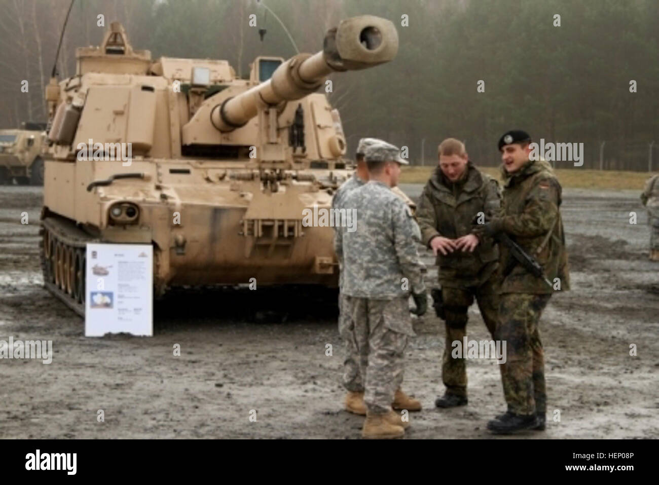 Des soldats du 1st Brigade Combat Team, 1re Division de cavalerie et des soldats allemands à la 104e compagnie de Panzer participer au jour des capacités du 22 novembre 2014, à Grafenwoehr, en Allemagne, pendant les résoudre III. Jour les capacités des soldats donne un aperçu de l'équipement utilisé par les armées de renforcer notre engagement à l'allié et partenaire des Nations unies. (U.S. Photo de l'armée par la CPS. Marcus Floyd, Mobile 7e Détachement des affaires publiques) Capacités jour 141122-A-JI163-009 Banque D'Images