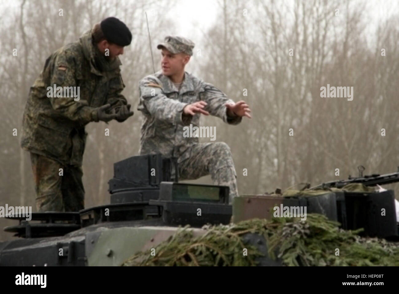 Des soldats du 1st Brigade Combat Team, 1re Division de cavalerie et des soldats allemands à la 104e compagnie de Panzer participer au jour des capacités du 22 novembre 2014, à Grafenwoehr, en Allemagne, pendant les résoudre III. Jour les capacités des soldats donne un aperçu de l'équipement utilisé par les armées de renforcer notre engagement à l'allié et partenaire des Nations unies. (U.S. Photo de l'armée par la CPS. Marcus Floyd, Mobile 7e Détachement des affaires publiques) Capacités jour 141122-A-JI163-013 Banque D'Images