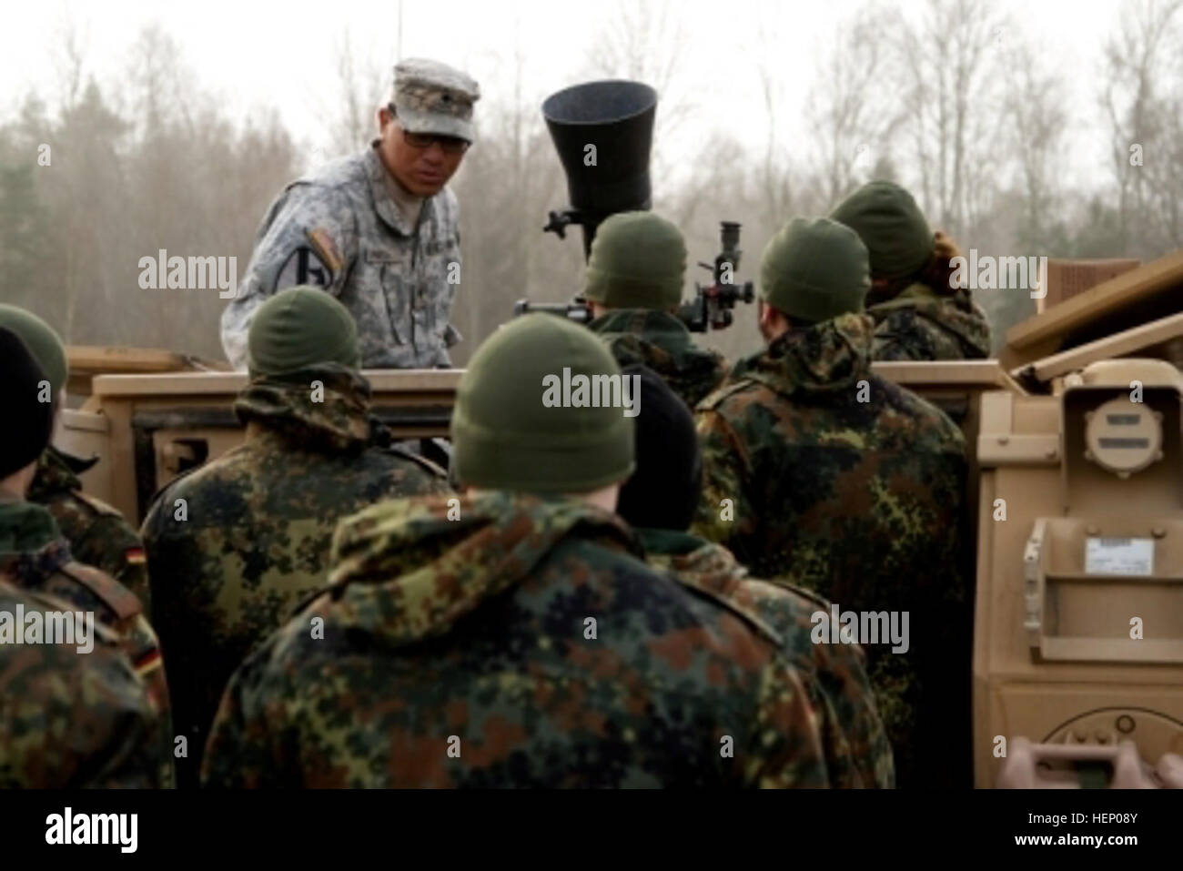 Des soldats du 1st Brigade Combat Team, 1re Division de cavalerie et des soldats allemands à la 104e compagnie de Panzer participer au jour des capacités du 22 novembre 2014, à Grafenwoehr, en Allemagne, pendant les résoudre III. Jour les capacités des soldats donne un aperçu de l'équipement utilisé par les armées de renforcer notre engagement à l'allié et partenaire des Nations unies. (U.S. Photo de l'armée par la CPS. Marcus Floyd, Mobile 7e Détachement des affaires publiques) Capacités jour 141122-A-JI163-057 Banque D'Images