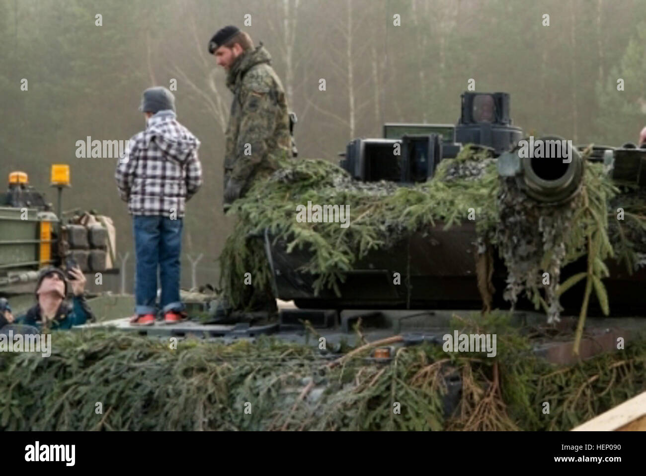 Des soldats du 1st Brigade Combat Team, 1re Division de cavalerie et des soldats allemands à la 104e compagnie de Panzer participer au jour des capacités du 22 novembre 2014, à Grafenwoehr, en Allemagne, pendant les résoudre III. Jour les capacités des soldats donne un aperçu de l'équipement utilisé par les armées de renforcer notre engagement à l'allié et partenaire des Nations unies. (U.S. Photo de l'armée par la CPS. Marcus Floyd, Mobile 7e Détachement des affaires publiques) Capacités jour 141122-A-JI163-062 Banque D'Images