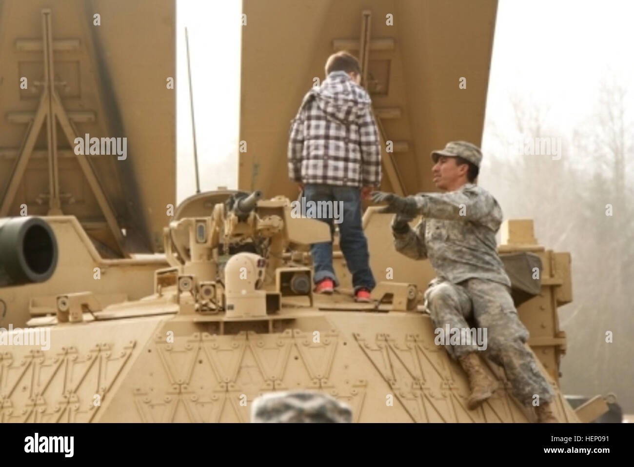 Des soldats du 1st Brigade Combat Team, 1re Division de cavalerie et des soldats allemands à la 104e compagnie de Panzer participer au jour des capacités du 22 novembre 2014, à Grafenwoehr, en Allemagne, pendant les résoudre III. Jour les capacités des soldats donne un aperçu de l'équipement utilisé par les armées de renforcer notre engagement à l'allié et partenaire des Nations unies. (U.S. Photo de l'armée par la CPS. Marcus Floyd, Mobile 7e Détachement des affaires publiques) Capacités jour 141122-A-JI163-074 Banque D'Images