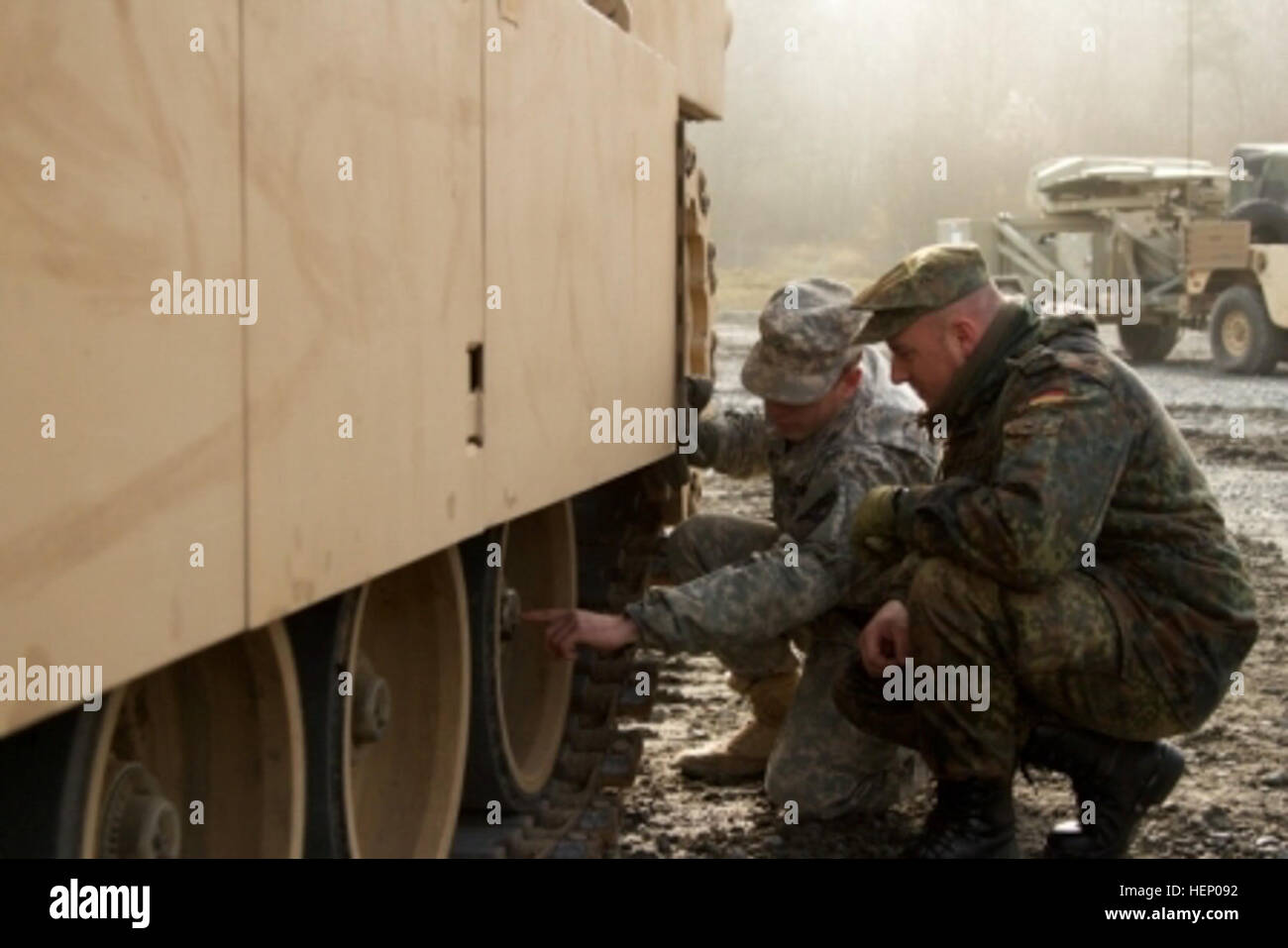 Des soldats du 1st Brigade Combat Team, 1re Division de cavalerie et des soldats allemands à la 104e compagnie de Panzer participer au jour des capacités du 22 novembre 2014, à Grafenwoehr, en Allemagne, pendant les résoudre III. Jour les capacités des soldats donne un aperçu de l'équipement utilisé par les armées de renforcer notre engagement à l'allié et partenaire des Nations unies. (U.S. Photo de l'armée par la CPS. Marcus Floyd, Mobile 7e Détachement des affaires publiques) Capacités jour 141122-A-JI163-079 Banque D'Images