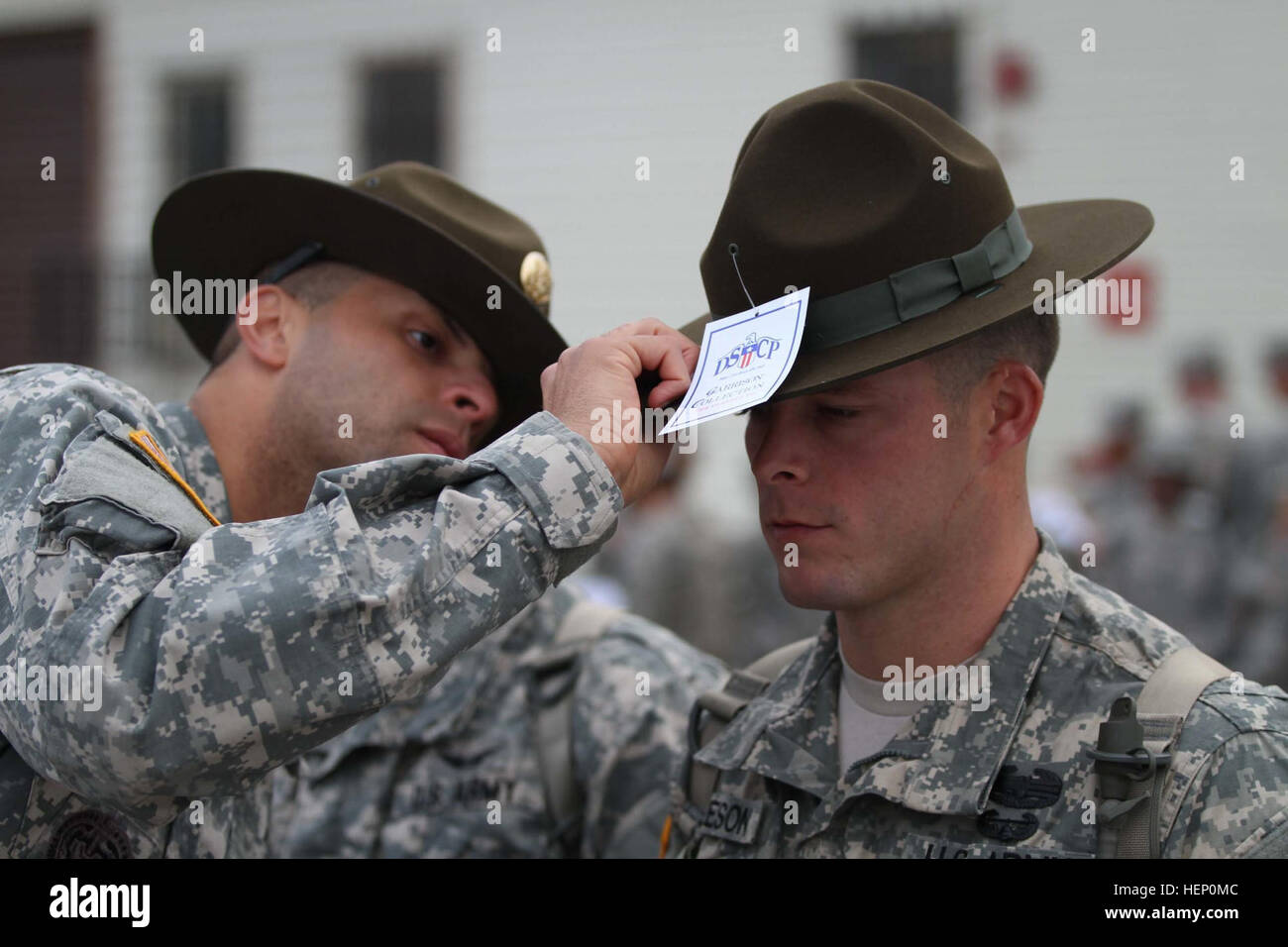 Les candidats sergent au United States Army sergent instructeur à l'école  sont équipés et publié leurs chapeaux, quelques jours avant d'être diplômé  de la prestigieuse course. Le vert olive, coiffures portées par