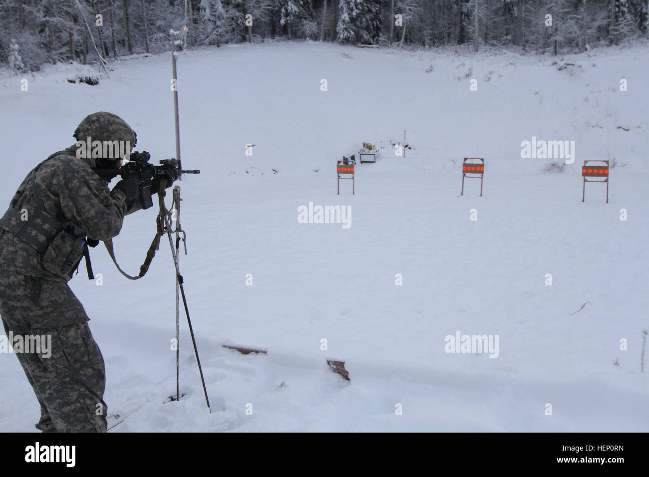 Un soldat du 1er Bataillon, 5e Régiment d'infanterie de forêt son arme sur cinq objectifs au cours de l'opération sur glace Bobcat Fort Wainwright, Alaska, 5 décembre 2014. Jusqu'snowshoed soldats Birch Hill Zone de loisirs, cross-country ski à un champ de tir et enfin Descente skié à la ligne d'arrivée. (U.S. Photo de l'armée par la CPS. Corey conférer) le tir sur cible 141205-A-ID878-203 Banque D'Images