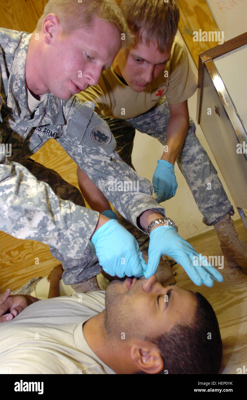 La CPS de l'armée. James Ray trains avec une trompette du pharynx nasal sur le sergent de l'armée. Shaston Robinson, à la fois du 525e Bataillon de la Police militaire, au cours d'un Combat Gareautrain cours au Groupe de travail conjoint du camp de Guantanamo Nord, 05 juin 2008. Le sergent-major de l'armée. Christopher Ellis, sous-officier responsable de l'évacuation de la station d'aide conjointe, regarde comme chef de la classe qui enseigne aux soldats non médicaux de sauvetage plus avancés de formation fournissent des soins d'urgence comme une mission secondaire. JTF Guantanamo effectue des soins sécuritaires et humaines et la garde des combattants ennemis. La foi mène Banque D'Images