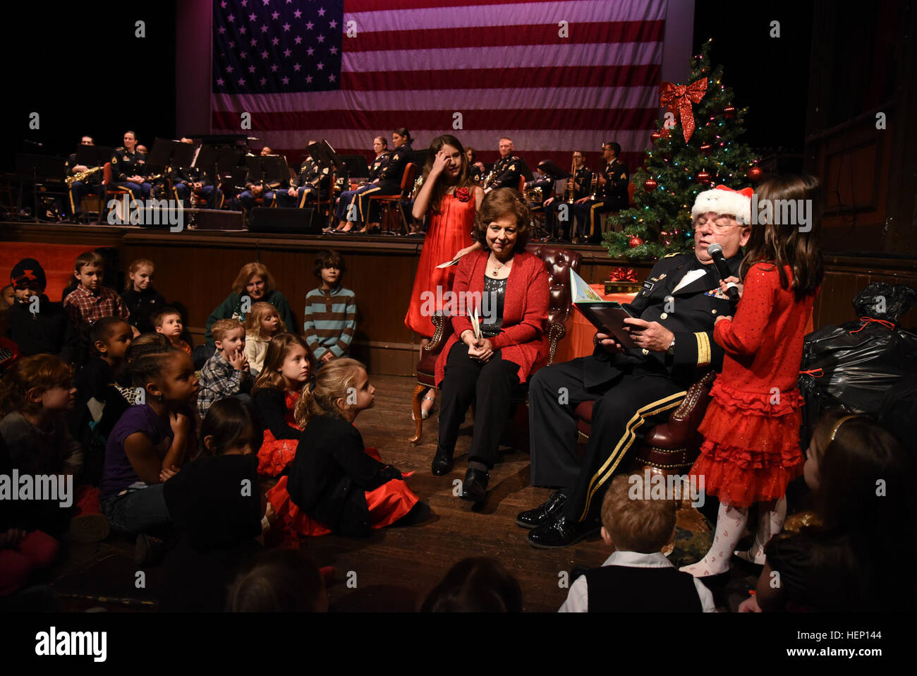 L'Armée américaine, le général Frank Vavala, adjudant général de la Garde Nationale, du Delaware et Mme Vavala sont rejoints sur scène par leurs petites-filles dans leur version 'Alfie, l'arbre de Noël" pour les enfants pendant les vacances de concert par la 287e Army Band au Grand Opera House à Wilmington, Del., 10 décembre 2014. (U.S. Photo de la Garde nationale par le sergent. James/Pernol) Parution de concert 141210 garde-A-GL773-327 Banque D'Images