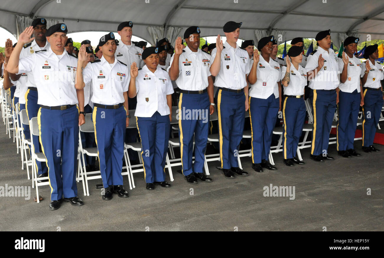 Plus de 50 militaires de l'intérieur du temple du 8e Brigade de police militaire de réciter le credo de l'officier de rang au cours d'une cérémonie d'intronisation des sous-officiers à bord de l'USS Arizona Memorial le 11 décembre. (U.S. Photo de l'armée par le sergent. Taresha Hill, 8e Brigade de police militaire/Affaires publiques) Parution 8e MPs introniser sous-officiers, l'histoire l'honneur à bord du USS Arizona Memorial 141211-A-CD129-580 Banque D'Images