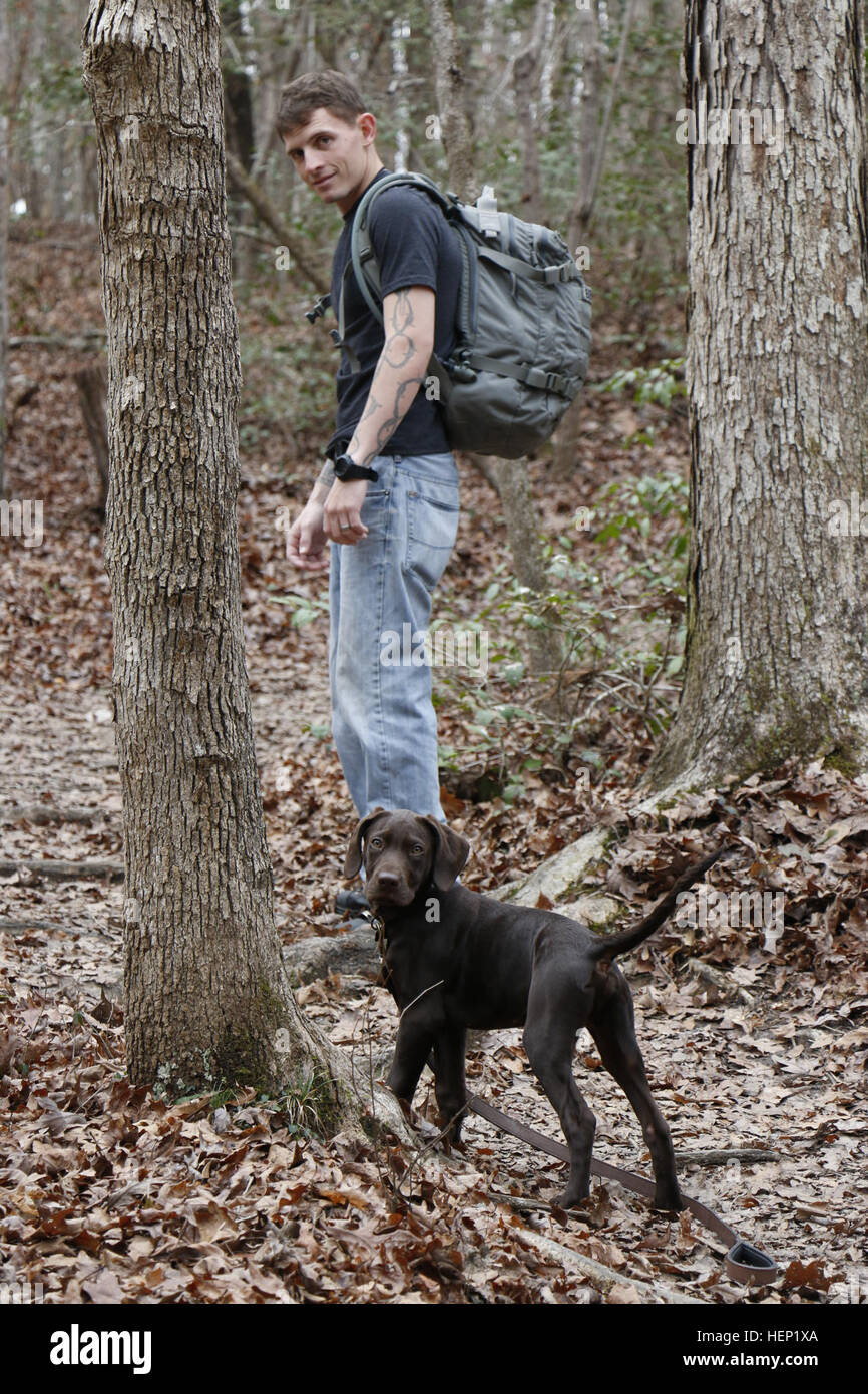 Mon mari, le Sgt. Roger Behringer, un fantassin attribuée à la société A de la 2-508e Parachute Infantry Regiment, 2e Brigade Combat Team, 82e Division aéroportée, s'arrête pour une séance de photos avec notre chiot, Casey, à Raven Rock State Park à Lillington, N.C., en janvier 2015. Heureusement pour nous, Casey a pris pour la formation de pot et la marche avec une laisse tout de suite. Souvent, lorsque nous l'emmener à un parc isolé nous tomber la laisse donc il peut apprendre à rester dans les environs. (U.S. Photo de l'armée par la CPS. Paige Behringer, 10e Appuyez sur Camp de siège) Commentaire, mon cours accéléré sur la parentalité chiot 150129-A-HL390-004 Banque D'Images