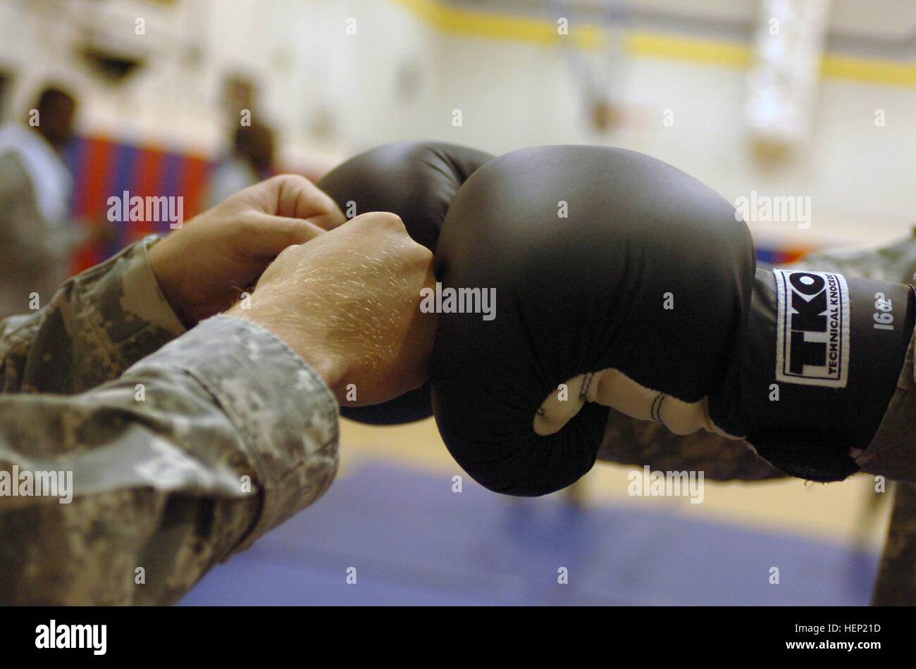 GUANTANAMO BAY, Cuba - Avant chaque exercice d'entraînement, un élève et un instructeur gants robinet comme une démonstration de l'esprit sportif et de respect lors d'une classe combatives, le 14 juin 2008. Ce cours enseigne les techniques modernes combatives à soldats et marins de la Force opérationnelle Guantanamo. JTF Guantanamo effectue des soins sécuritaires et humaines et la garde des combattants ennemis. La foi mène des opérations d'interrogatoire pour recueillir du renseignement stratégique à l'appui de la guerre mondiale contre le terrorisme et prend en charge l'application de la loi et les enquêtes sur les crimes de guerre. Guantanamo la foi s'est engagé à assurer la sécurité et la sécurité de l'Amer Banque D'Images