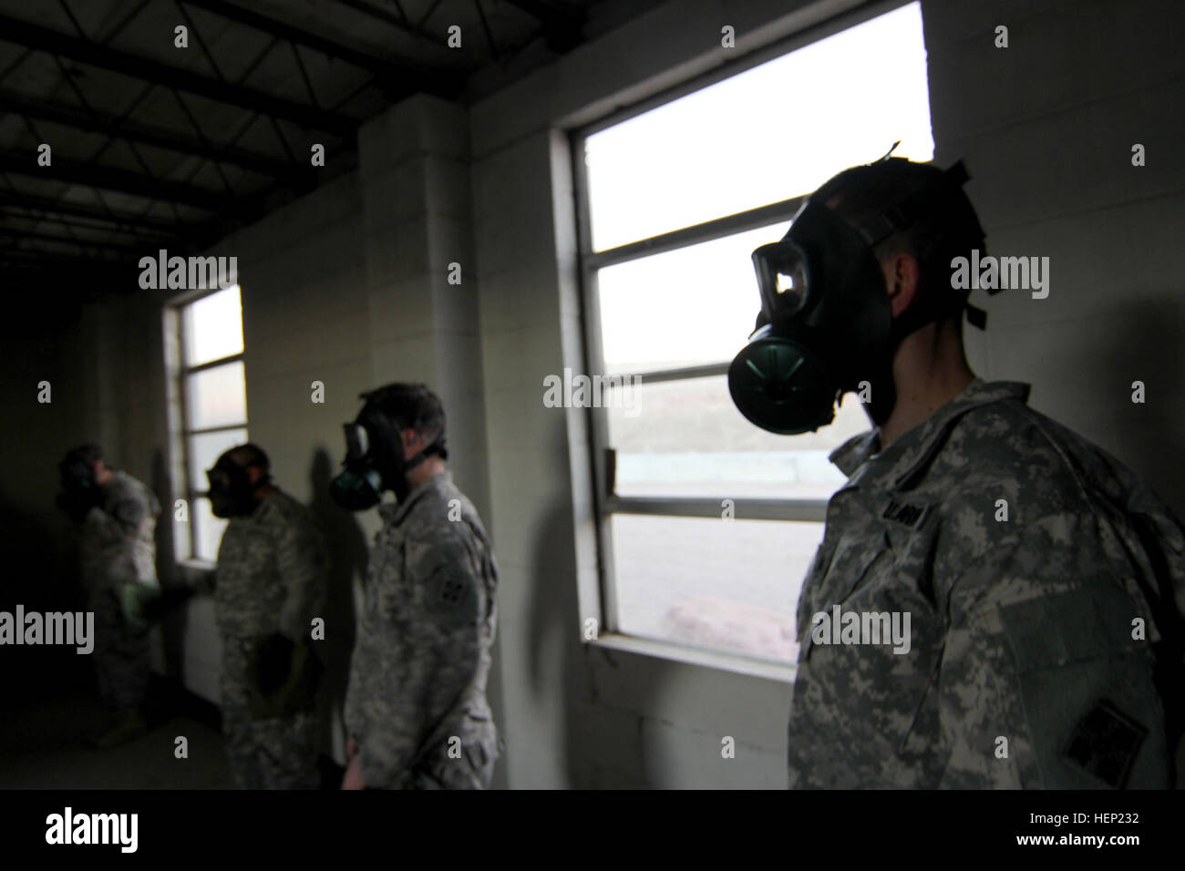 Des soldats de l'Administration centrale et de l'Administration centrale, 1er compagnie Stryker Brigade Combat Team, 4e Division d'infanterie, rester calme après l'effacement de leur M40-série de masques de protection lors des attaques chimiques, biologiques, radiologiques et nucléaires de la formation, le 8 janvier 2015. Ils ont veillé à ce que les masques forment un joint étanche et que la respiration reste sans entrave. Gaz Gaz Gaz 150108-A-FE868-097 Banque D'Images