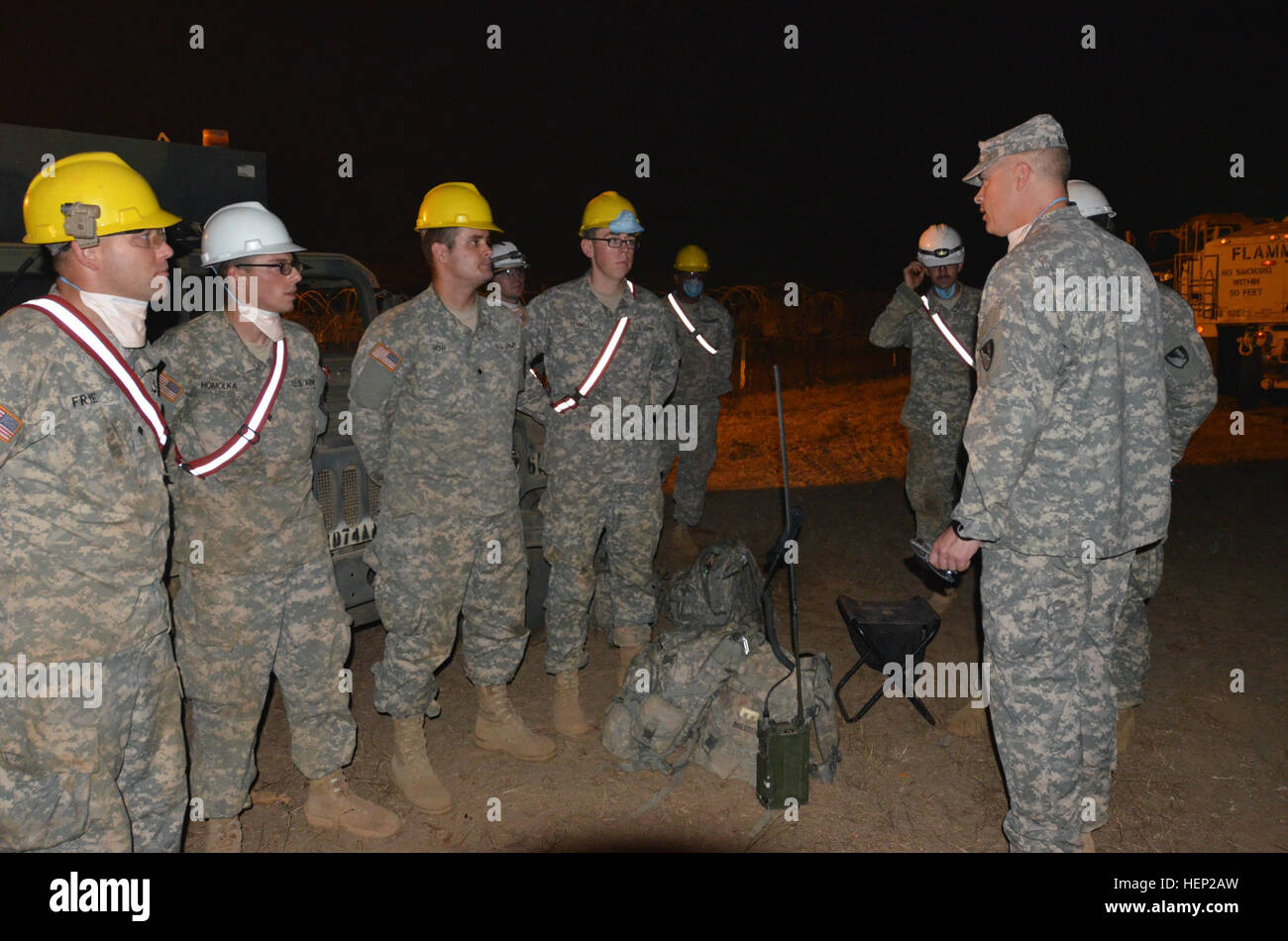 Le colonel Heath Roscoe, droite, commandant de la 36e Brigade, ingénieur à Fort Hood, au Texas, visites des soldats de la 615e compagnie du génie, 4e bataillon du génie, 36e. Bde., à Fort Carson, Colorado, pour voir leurs progrès sur la réparation de la Freeport Road près du port, Monrovia, Libéria, 14 janvier 2015, à l'appui de l'opération United de l'aide. Roscoe enregistré sur les soldats et les a remerciés pour leur travail acharné. Les soldats portaient des masques pour les protéger de la poussière et des débris de particules à partir de la construction. L'opération United Assistance est une opération du Ministère de la Défense au Libéria à pr Banque D'Images