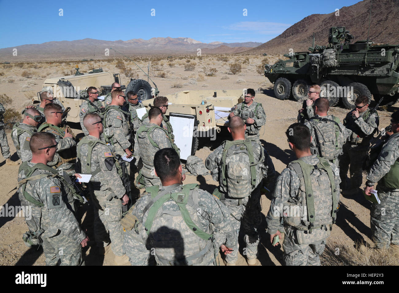 Les soldats de l'Armée américaine à partir de la Compagnie Alpha, 1er Bataillon, 24e Régiment d'infanterie, 25e Division d'infanterie, se préparer à une mission au cours de l'action décisive 15-03 Rotation au Centre National d'entraînement à Fort Irwin, en Californie, le 18 janvier 2015. Des mesures décisives les rotations sont orientés vers un ennemi dans un environnement complexe. (U.S. Photo de l'armée par le Sgt. Charles Probst/ordre d'opérations) Parution 150119-A-FG114-018 Banque D'Images