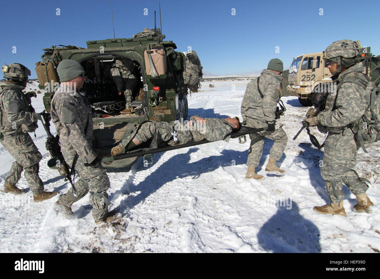 Les soldats du 1er Bataillon, 38e Régiment d'infanterie, 1ère Stryker Brigade Combat Team, 4e Division d'infanterie, apporter un "blessé" membre de l'équipe pour leur aide sur l'avant de la station de Fort Carson, le 22 janvier 2015. Les médecins du 1er Bataillon, 38e Régiment d'infanterie, 1ère SBCT, 4e Division d'infanterie, utilisé cette possibilité de s'entraîner sur les meilleures pratiques en cas de stabiliser un patient dans un poste d'aide de l'avant. (U.S. Photo de l'armée par le sergent. Nancy Lugo, 1er SBCT PAO, 4e Division d'infanterie) pour former des infirmiers de confiance 150122-A-PP444-001 Banque D'Images