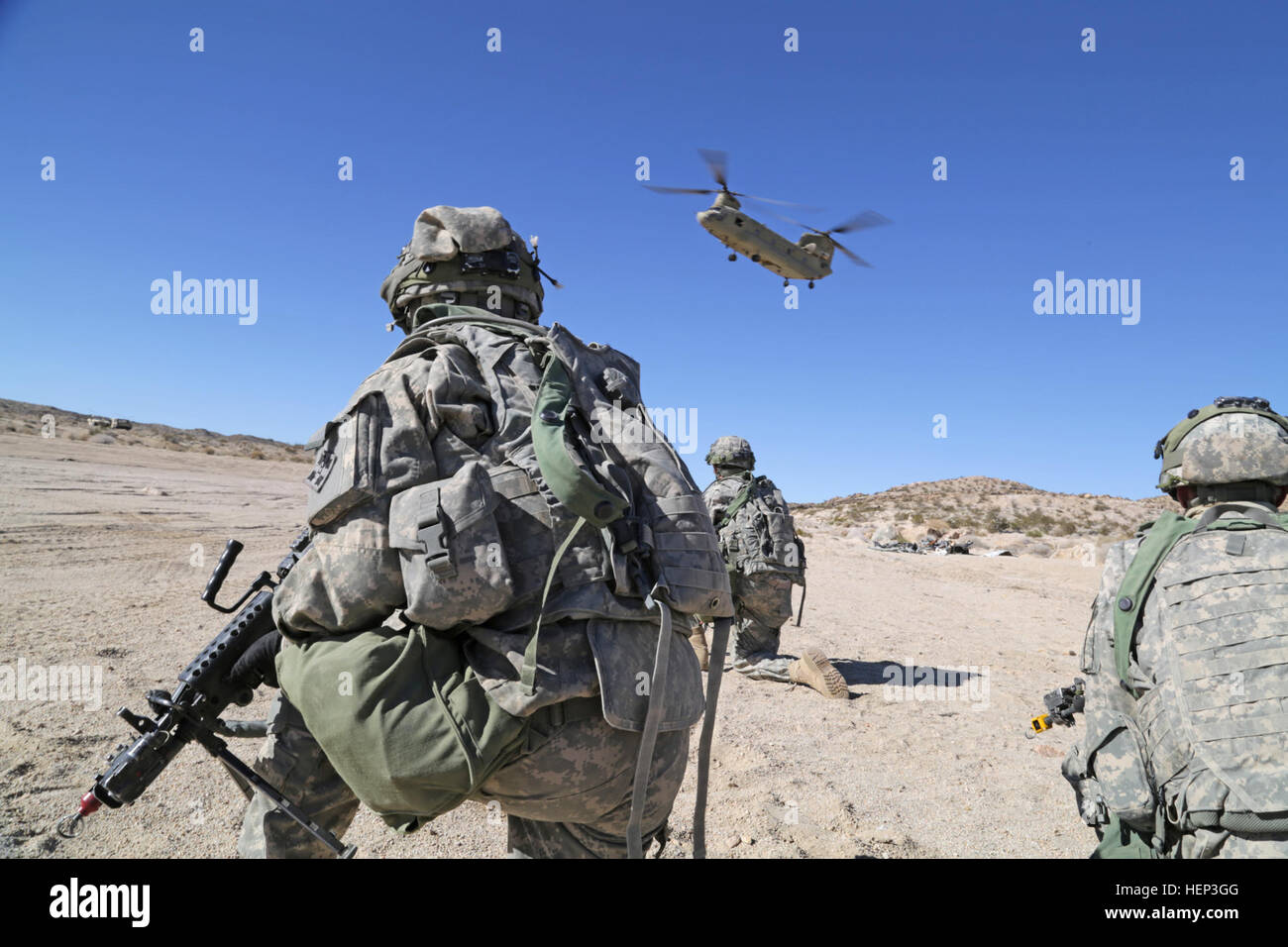 Les soldats de l'Armée américaine à partir de la société Delta, 1er Bataillon de Reconnaissance, d'attaque, 4e Régiment d'aviation, 4e Brigade d'aviation de combat, attendent d'un hélicoptère CH-47 Chinook de faciliter le rétablissement de l'écrasement d'un avion au cours de l'action décisive 15-03 Rotation au Centre National d'entraînement à Fort Irwin, en Californie, le 24 janvier 2015. Les rotations des mesures décisives à la CNT S'assurer que les unités restent souples et polyvalents toujours disponible pour la lutte actuelle et aux imprévus. (U.S. Photo de l'armée par le Sgt. Charles Probst,) Parution complète Mission 150124-A-FG114-294 Banque D'Images