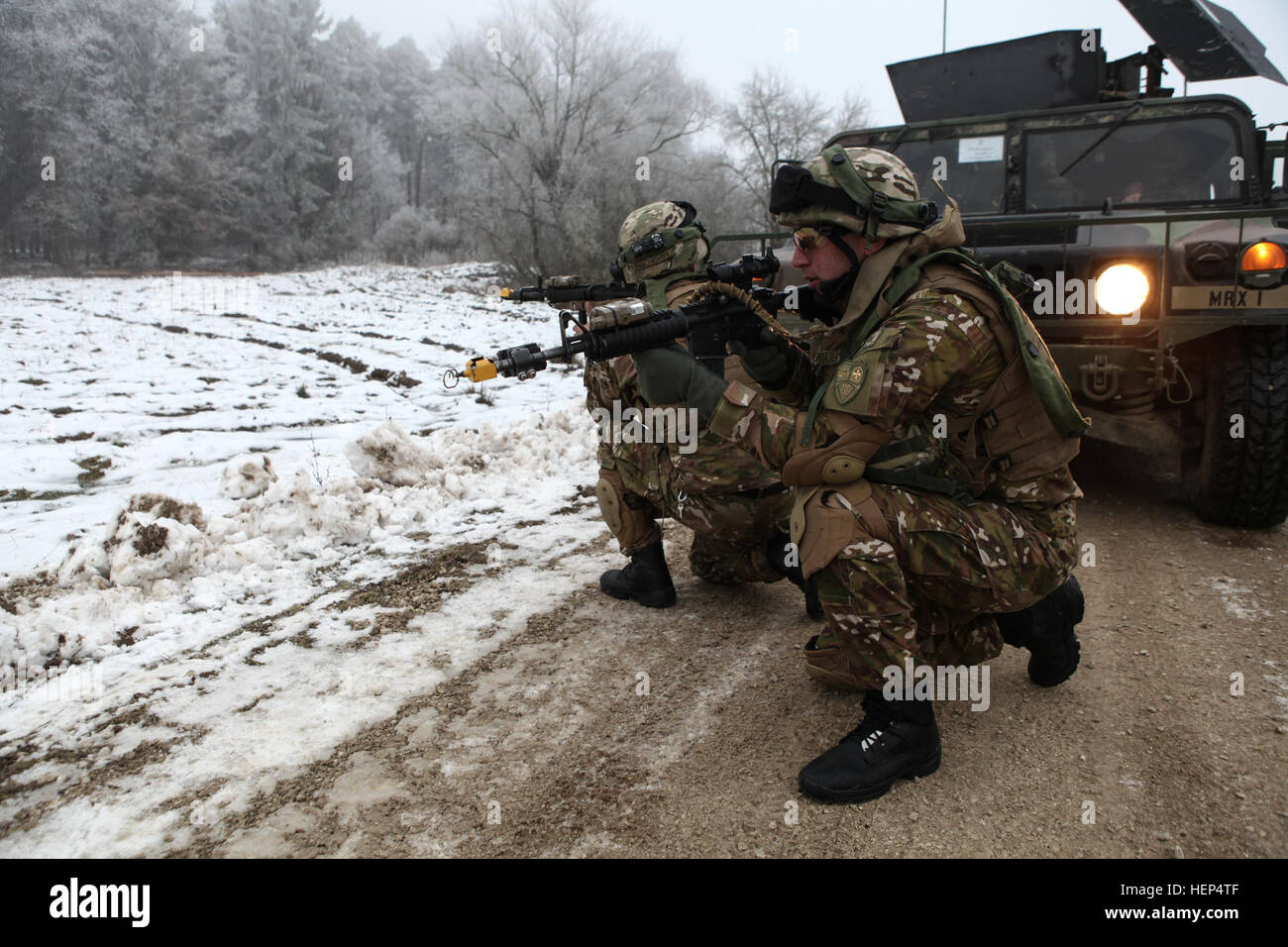 Soldats géorgiens de Delta Entreprise, 43e Bataillon d'infanterie mécanisée, 4e Brigade d'infanterie mécanisée assurer la sécurité tout en menant des opérations défensives de la formation pendant un exercice de répétition de mission (MRE) au Centre de préparation interarmées multinationale à Hohenfels, Allemagne, le 14 février 2015. Les forces armées géorgiennes et Corps des marines américains du groupe de coopération en matière de sécurité conduisent la MRE à partir de 2 février au 3 mars 2015, dans le cadre de la Mission d'appui des Program-Resolute Déploiement géorgienne (PIB-RSM). Le PIB-RSM, anciennement le Program-International Déploiement géorgienne d'assistance à la sécurité, est un prog Banque D'Images