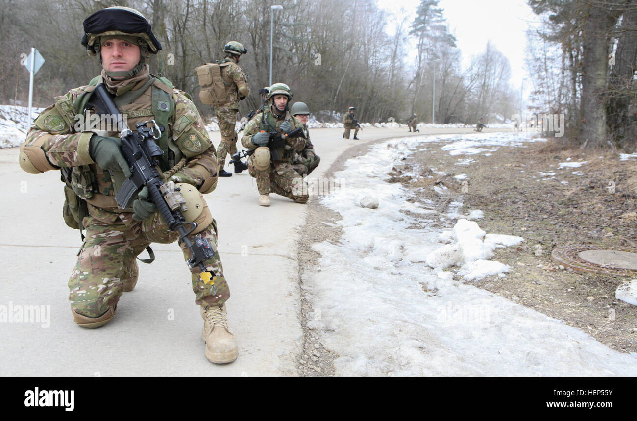 Soldats géorgiens de la Compagnie Charlie, 43e Bataillon d'infanterie mécanisée, 4e Brigade d'infanterie mécanisée prendre un genou et assurer la sécurité lors d'une patrouille à pied au cours d'un exercice de répétition de mission (MRE) au Centre de préparation interarmées multinationale à Hohenfels, Allemagne, le 19 février, 2015. Les forces armées géorgiennes et Corps des marines américains du groupe de coopération en matière de sécurité conduisent la MRE à partir de 2 février au 3 mars 2015, dans le cadre de la Mission d'appui des Program-Resolute Déploiement géorgienne (PIB-RSM). Le PIB-RSM, anciennement le Program-International Déploiement géorgienne d'assistance à la sécurité, est Banque D'Images