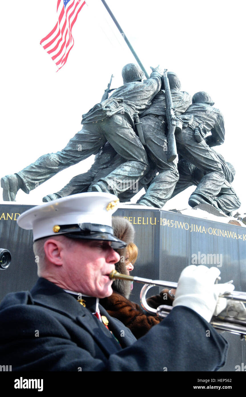 Le sergent d'artillerie. Daniel Orban de la United States Marine Band, "Le Président lui-même, joue des robinets en face de la Marine Corps War Memorial à Arlington, en Virginie, le 19 février, 2015. Les marines, les anciens combattants de la Seconde Guerre mondiale et le public réunis pour une cérémonie de dépôt et d'observer le 70e anniversaire du début de la bataille de Iwo Jima, le 19 février 1945. (JBM-HH PAO photo de Jim Dresbach Iwo Jima) 70e anniversaire de rappeler au memorial Marine 150219-A-DZ999-591 Banque D'Images