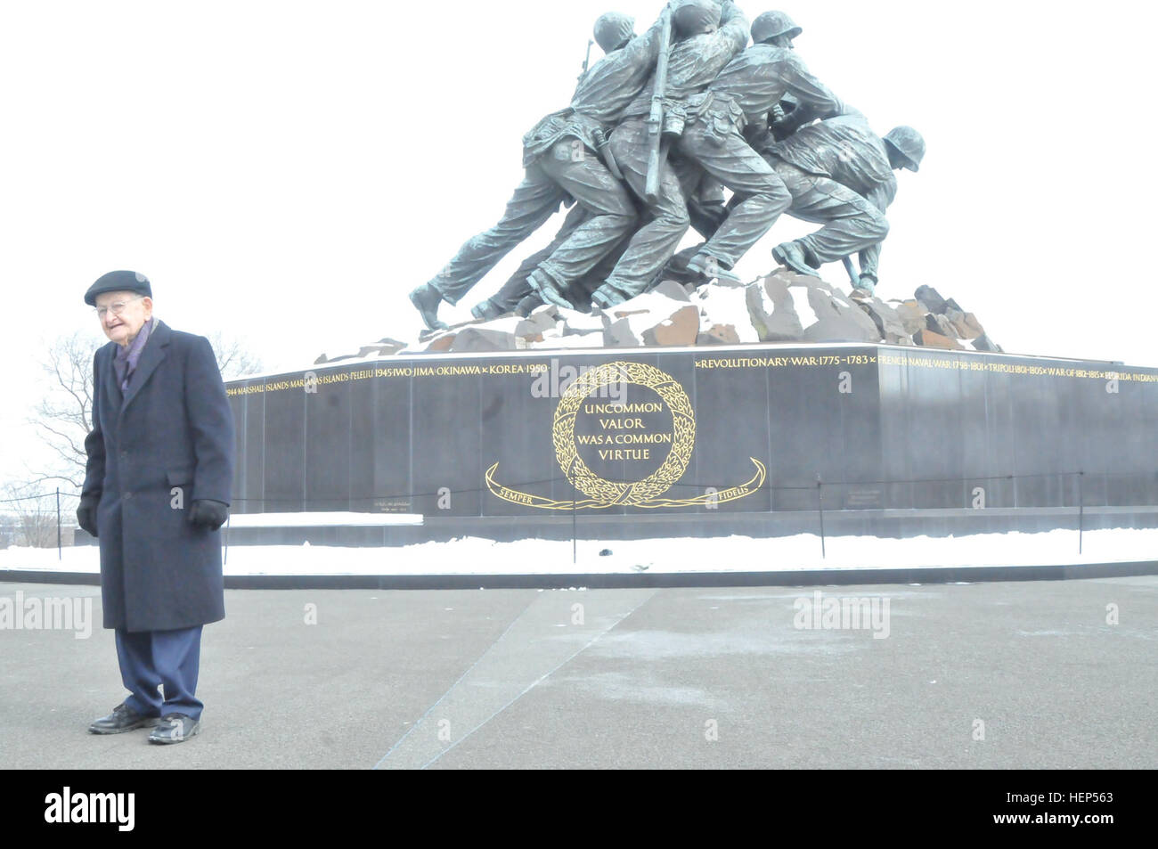 La Seconde Guerre mondiale, ancien combattant de la Garde côtière canadienne, George Carroll 95, attend que la date du 19 février 2015, cérémonie de dépôt d'honorer ceux qui sont morts et a servi pendant la bataille d'Iwo Jima. La cérémonie de dépôt a eu lieu à la Marine Corps War Memorial sur le 70e anniversaire du début de la bataille du Pacifique Sud. Le frère de George atterri Marines via les engins de débarquement au cours de la campagne d'Iwo Jima. (JBM-HH PAO photo de Jim Dresbach Iwo Jima) 70e anniversaire de rappeler au memorial Marine 150219-A-DZ999-766 Banque D'Images