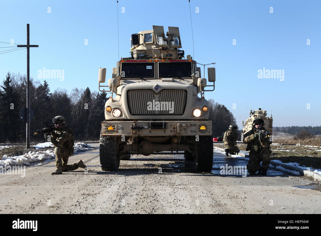 Soldats géorgiens de la Compagnie Alpha, 43e Bataillon d'infanterie mécanisée, 4e Brigade d'infanterie mécanisée assurer la sécurité tout en effectuant une patrouille urbaine au cours d'un exercice de répétition de mission (MRE) à l'armée américaine (Centre de préparation interarmées multinationale JMRC) dans Hohenfels, Allemagne, le 20 février 2015. Les forces armées géorgiennes et Corps des marines américains du groupe de coopération en matière de sécurité conduisent la MRE à partir de 2 février au 3 mars 2015, dans le cadre de la Mission d'appui des Program-Resolute Déploiement géorgienne (PIB-RSM). Le PIB-RSM, anciennement le Program-International Déploiement géorgienne d'assistance à la sécurité, est un Banque D'Images