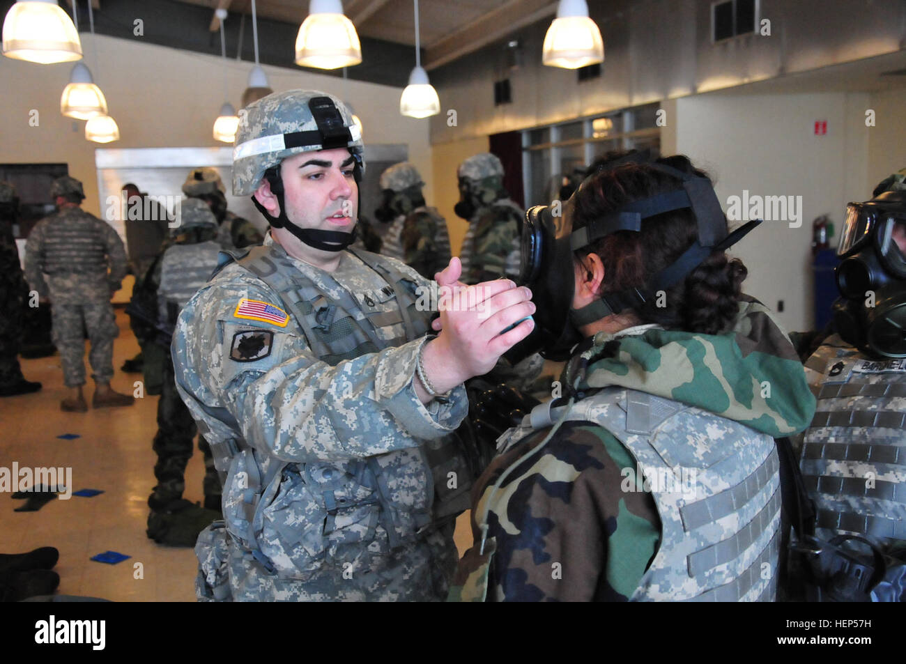 New York le sergent de la Garde nationale de l'armée. Matt Wanser vérifie l'étanchéité d'un masque de protection du soldat tout en travaillant à travers le Service commun de la technologie intégré léger Suit (JSLIST) partie d'une journée d'armes chimiques, biologiques, radiologiques et nucléaires catégorie détenues au camp Smith Site de formation, au nord de Peekskill, New York, le samedi 21 février, 2105. Wanser était membre de l'équipe de formation pré-mobilisation préparer cinquante-six soldats de la 42e Division d'infanterie, pour un déploiement de la base navale de Guantanamo Bay, à Cuba. (U.S. La Garde nationale de l'armée photo par le Sgt. 1re classe Steven Petibone/libérés) New York Si Banque D'Images