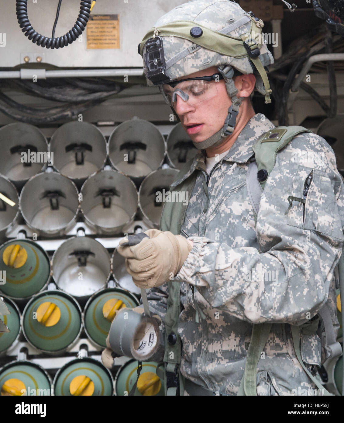 Un soldat de l'armée américaine de la Compagnie Alpha, 3e Bataillon, 82e Régiment d'artillerie, 2e Brigade Combat Team, 1re Division de cavalerie charge 155mm cannon arrondit dans un M109A6 Paladin au cours d'une action décisive 15-05 Rotation au Centre National d'entraînement, Fort Irwin, en Californie, le 22 février 2015. L'action décisive de l'environnement de formation a été développé pour créer un scénario de formation commune pour l'ensemble de l'armée. (U.S. Photo de l'armée par le Sgt. Richard W. Jones Jr./soldats libérés) charger des munitions avant d'attaquer les forces 150222 enermy-QU-A939-035 Banque D'Images