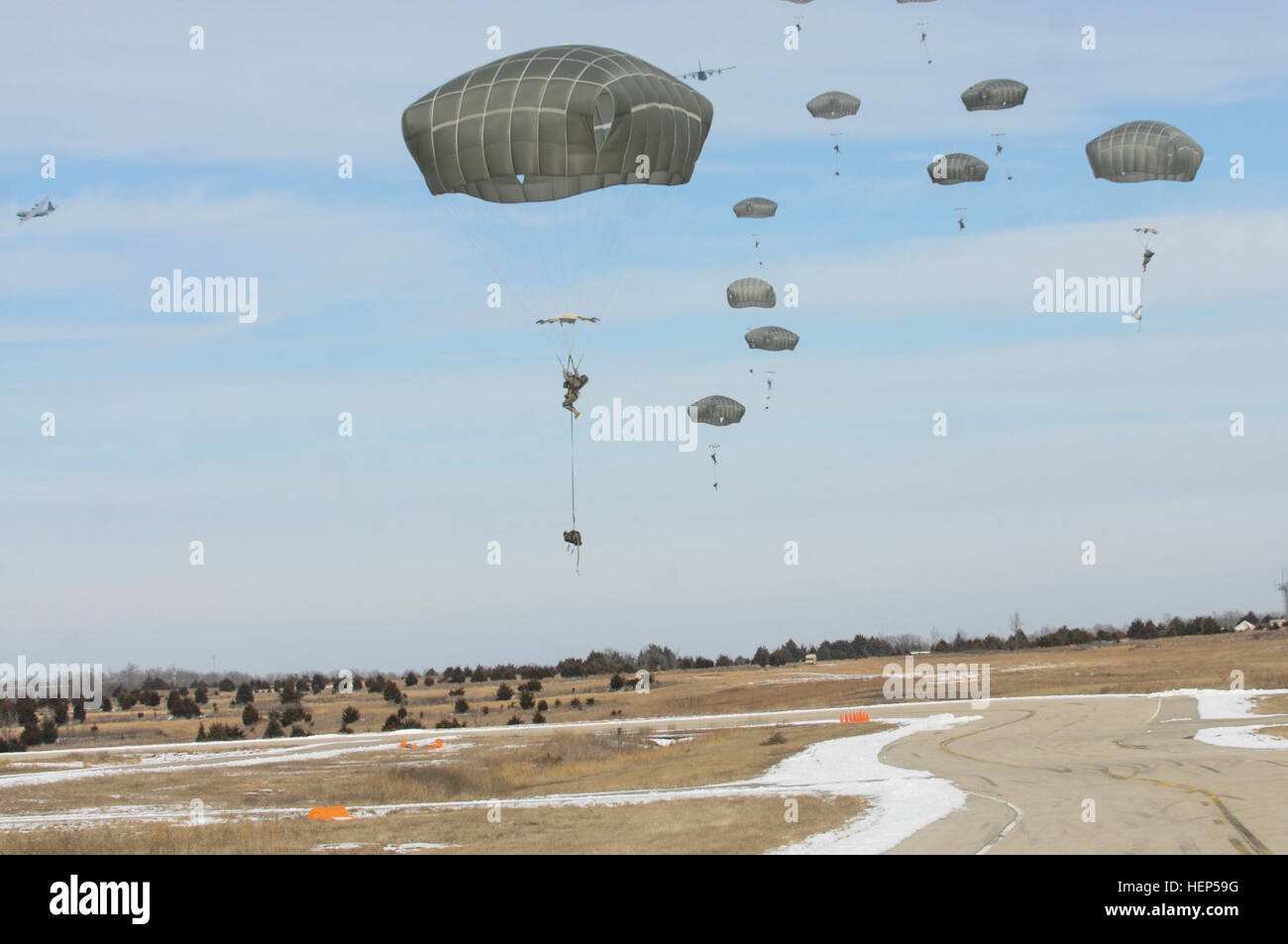 Les parachutistes de la 82e Division aéroportée conduite d'un aérodrome à la saisie au cours de l'opération Steel Case 2 à Fort Leonard Wood, Missouri, le 23 février 2015. L'opération de la Brigade a validé les armes chimiques et biologiques de l'équipe d'entrée la compétence dans la planification, la préparation et l'exécution. (82Nd Airborne Division (photo par le Sgt. Eliverto C. Larios/libérés) Pèlerin sauter à Fort Leonard Wood, effectuer la formation chimique 150223-A-ZK259-410 Banque D'Images