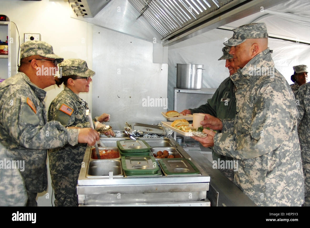 Le colonel Gaspare famille Magaddino, 311e Commandement de soutien expéditionnaire chef de cabinet, est servi le déjeuner lors de la 47e Assemblée annuelle du Programme des prix Phillip A. Connelly au Camp Cobra, dans un désert, sur Nellis Air Force Base le 2 mars. Co-parrainé par le ministère de l'armée et de l'International Food Service Executives Association, les unités sont évaluées par le Centre d'excellence culinaire commune standard. Le 63ème BSB participe au concours DA Connelly 150302-A-VA095-769 Banque D'Images