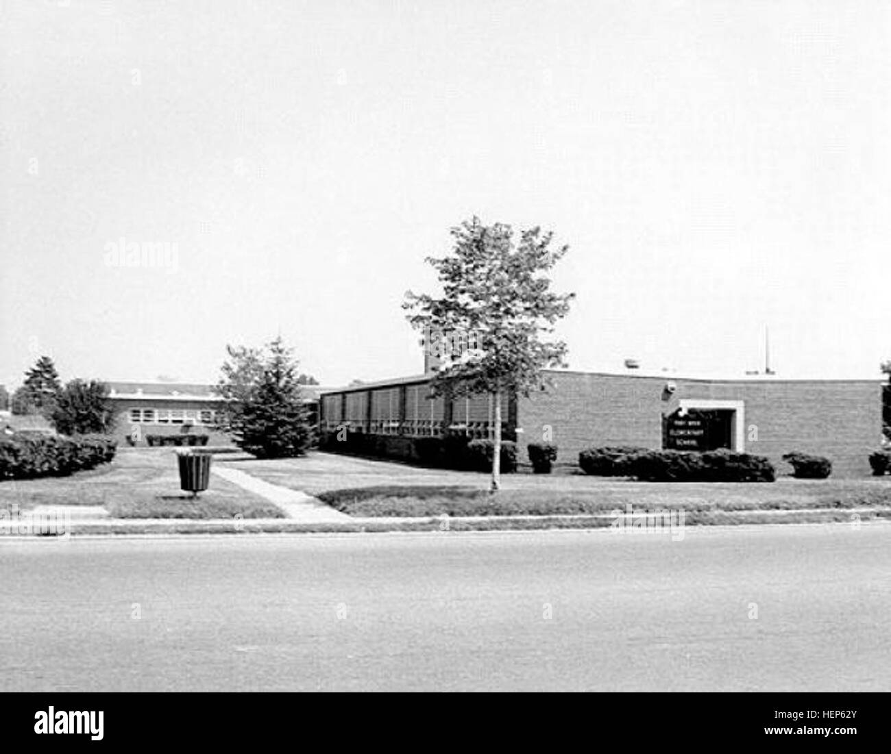 Le Fort Myer Elementary School était opérationnel durant la première moitié des années 1950, ouvert aux enfants à charge militaire jusque dans les années 1970 lorsque les enfants scolarisés ici transférés dans le système scolaire public du comté d'Arlington. JBM-HH riche de droits civils premières 140228-A-ZZ999-271 Banque D'Images