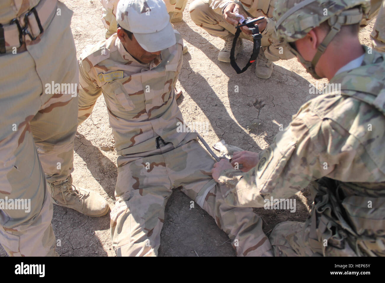 Infirmier de la 5e 73e Escadron de cavalerie 3e Brigade Combat Team 82nd Airborne Division Fort Bragg, N.C., montre comment appliquer un garrot de combat pour contrôler l'hémorragie. La 5-73ème CAV est déployée afin de conseiller et d'aider les forces de sécurité irakiennes dans leur lutte contre l'ISIL inhérent à l'appui de l'opération de détermination. Formation du tourniquet avec les forces de sécurité iraquiennes 150304-A-NL725-002 Banque D'Images