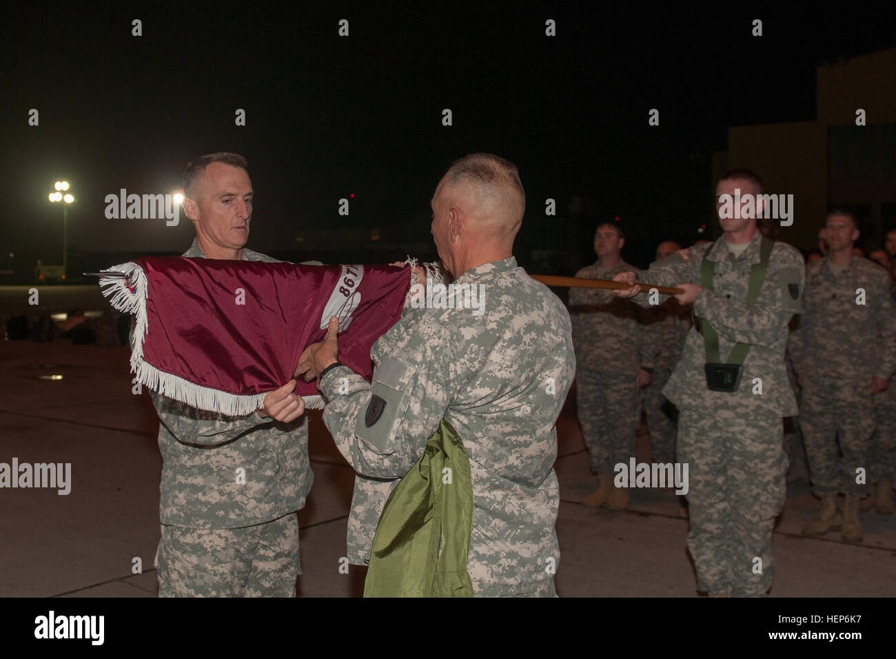 Le colonel Edward Bailey, commandant de la 86e Hôpital de soutien au combat, commande et le Sgt. Le major Manuel Doyle le conseiller principal a fait appel de la 86e CSH, uncase les couleurs de l'unité le 11 mars à Fort Campbell. La 86e CSH est une des nombreuses unités de Fort Campbell pour déployer au Libéria pour soutenir l'opération United Assistance, qui a fourni une assistance humanitaire dans la lutte contre l'épidémie d'Ebola en Afrique de l'Ouest. (U.S. Photos de l'armée par le Sgt. Leejay Lockhart, 101e Brigade de soutien public affairs) Fort Campbell de redéployer des soldats d'Afrique accueil 150311-A-LS265-115 Banque D'Images