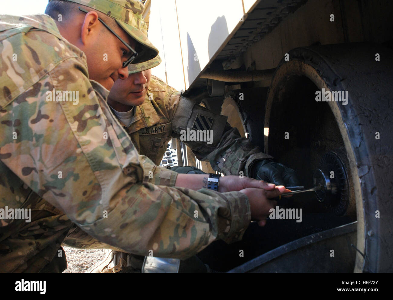 Le sergent de l'armée. Juan Torres un M1 Armor Crewman et Dallas, Texas, indigène, affectés au siège de l'entreprise et de l'Administration centrale, 2e Bataillon, 7e Régiment d'infanterie, 1st Armored Brigade Combat Team, 3ème Division d'infanterie, resserre le moyeu de roue d'une M1A2 Abrams tank à Adazi Base militaire, la Lettonie, le 17 mars 2015. 2-7 l'Inf. Règl. de l'est récemment arrivé dans l'ensemble de la région de la Baltique à l'appui de l'opération Atlantic résoudre et va être prise en charge pour la 3e, 2d de l'escadron de cavalerie. 1ère Brigade, 3ème Division d'infanterie est l'Armée américaine à l'échelle régionale actuelle force alignés pour l'Europe. Ils y passent de t Banque D'Images