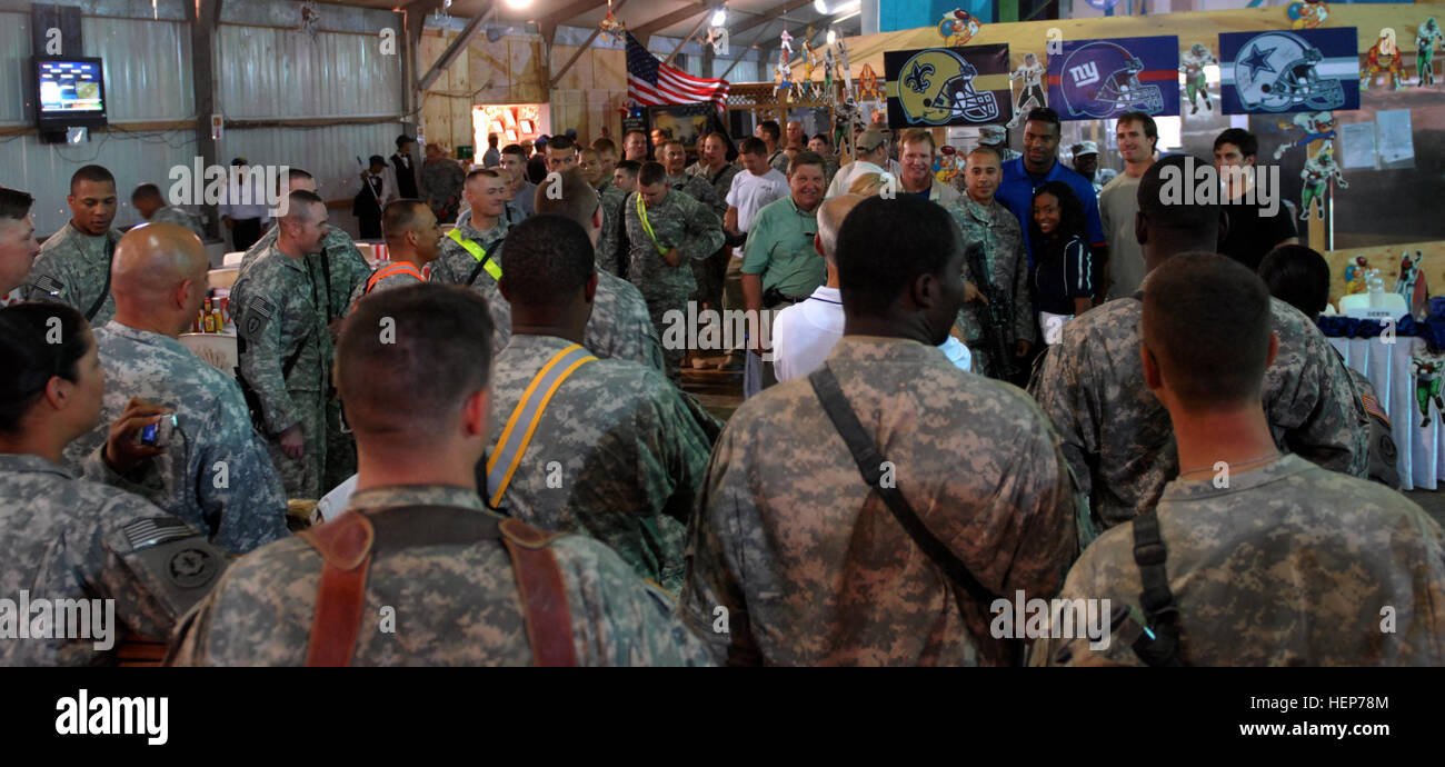 2e régiment de cavalerie Strker soldats autour comme Dallas Cowboy cheerleaders ainsi que des joueurs de la NFL et Telivision étoile signé autographys pour les troupes à cheval de base d'exploitation en avant dans le cadre de l'USO, visite des troupes d'été le 9 juillet. Flickr - l'armée américaine - USO Tour visites Warhorse Banque D'Images