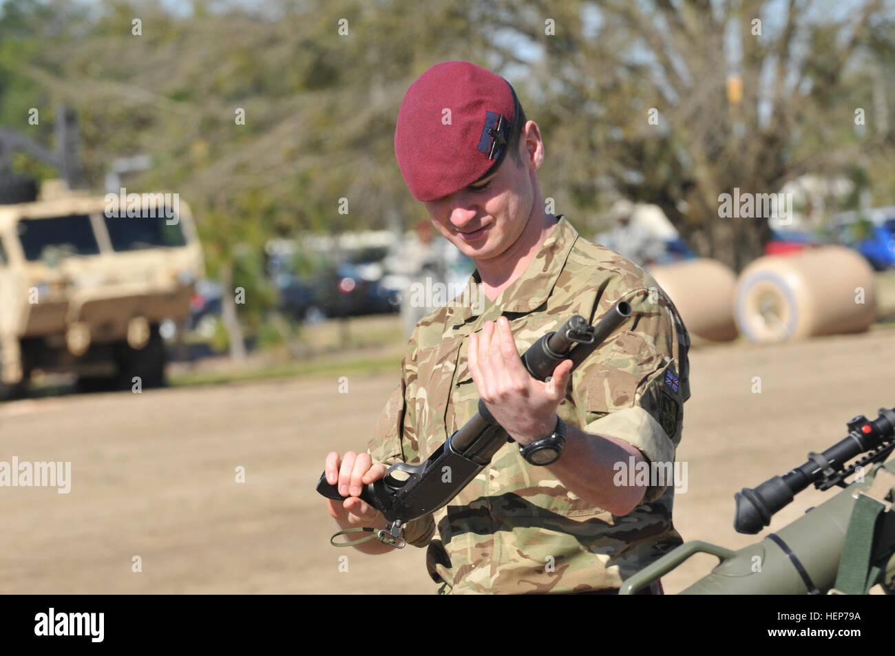 Un parachutiste britannique affecté à la 16 brigade d'assaut aérien examine un fusil M500 au cours de la 2e Brigade Combat Team, 82e Division aéroportée la journée de démonstration à Fort Bragg, N.C., 18 mars 2015. L'événement a favorisé la compréhension de la brigade aéroportée américaine unique de l'équipement et les capacités au moyen d'une combinaison de l'exposition statique et briefings. En avril, les deux unités effectuera le plus grand du Royaume-Uni aux États-Unis Combined-Joint l'accès opérationnel Exercice tenu le Fort Bragg au cours des 20 dernières années. (82Nd Airborne Division (photo par le Sgt. Eliverto C. Larios/libérés) parachutistes britanniques obtenir mains sur Banque D'Images