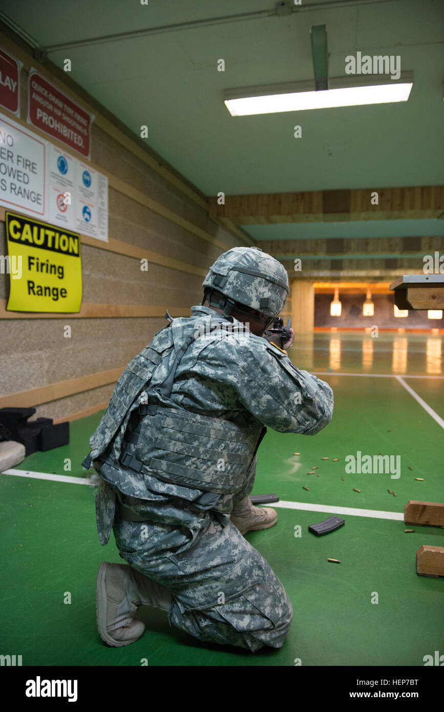 Le sergent de l'armée américaine. Alexis Camacho, Forces alliées Nord (AFNORTH) bataillon, brigade de l'armée des États-Unis, l'OTAN se qualifie avec un fusil M16 dans le centre d'appui à la formation de 25 mètres du Benelux en gamme, Chièvres, Belgique, le 18 mars 2015. (U.S. Photo de l'armée par Visual Spécialiste de l'information, Pierre-Etienne Courtejoie/libérés) Qualification gamme commune dirigée par bataillon d'AFNORTH 150318-A-BD610-056 Banque D'Images